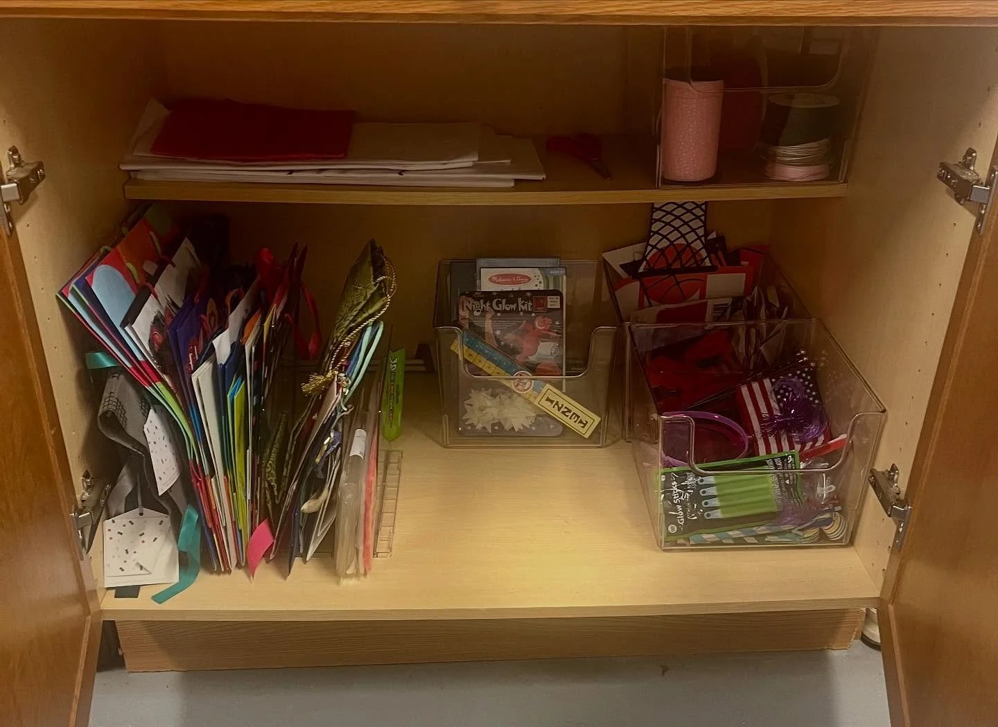 Remember this purse organizer? We repurposed one of our favorite organizers (swipe to see!) to neatly separate and categorize gift bags &mdash; turning this laundry room cabinet into a functional gift and party decorating station! 🎁⁣
⁣
It&rsquo;s al