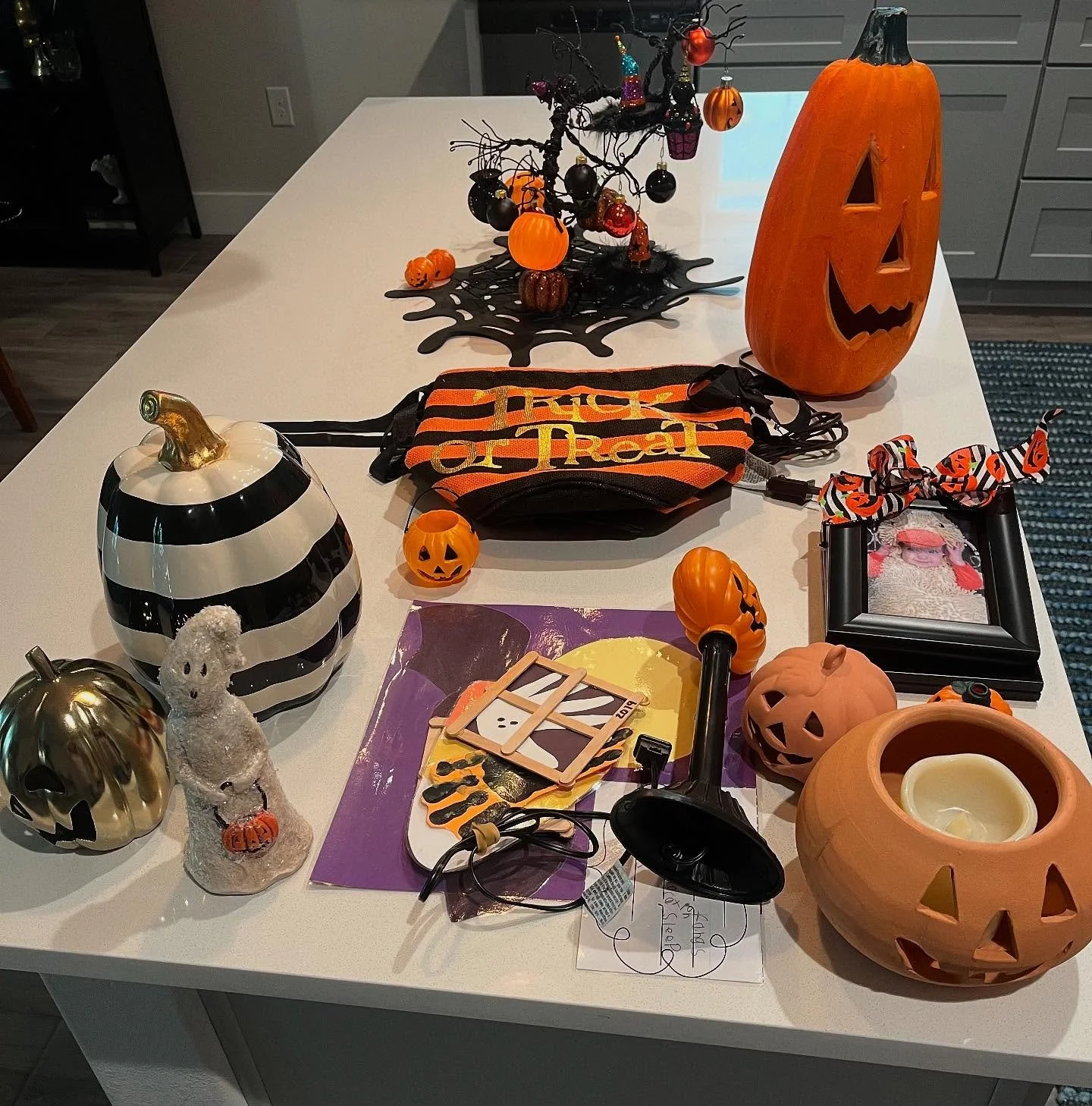 Packing away your Halloween decor? Here&rsquo;s a trick I&rsquo;ve learned (no treats required!):⁣

Before you start putting things away, gather all your d&eacute;cor from around the house into one central spot &mdash; like your kitchen island or din