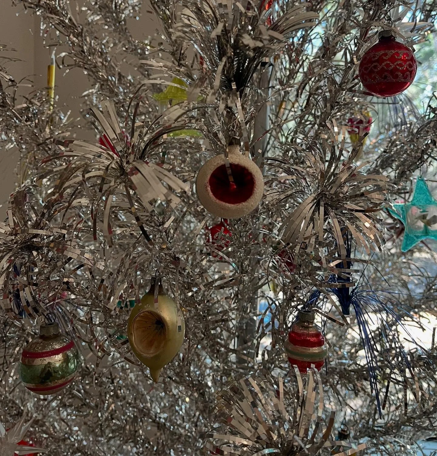 I had the best time today bringing this vintage Christmas tree to life with old ornaments and nostalgic sparkle. There&rsquo;s nothing like blending organization with a little holiday magic! 

#wimberleytexas #vintagechristmasdecor #organization