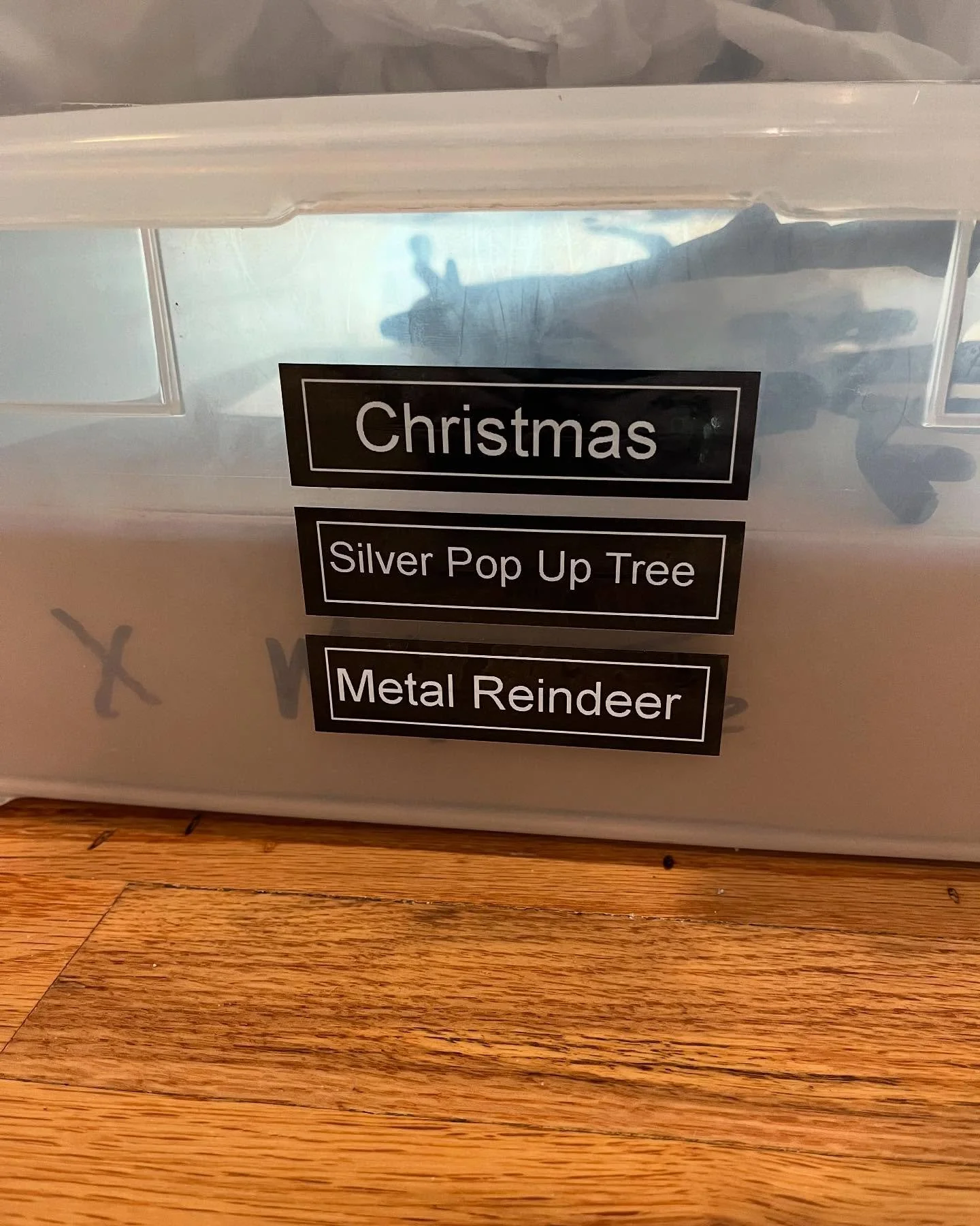 Sometimes I get very specific with labels and this is why. 👀⁣
⁣
When seasonal items only fit in certain bins (and only certain bins fit on certain shelves), clear, detailed labels aren&rsquo;t extra&hellip; they&rsquo;re essential.⁣
⁣
This way, when