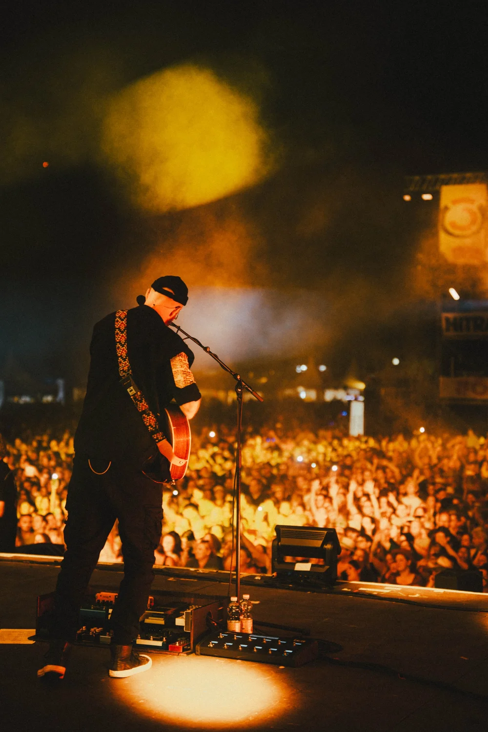 Christian Heidenbauer seen from behind, playing to the crowd at Donauinselfest