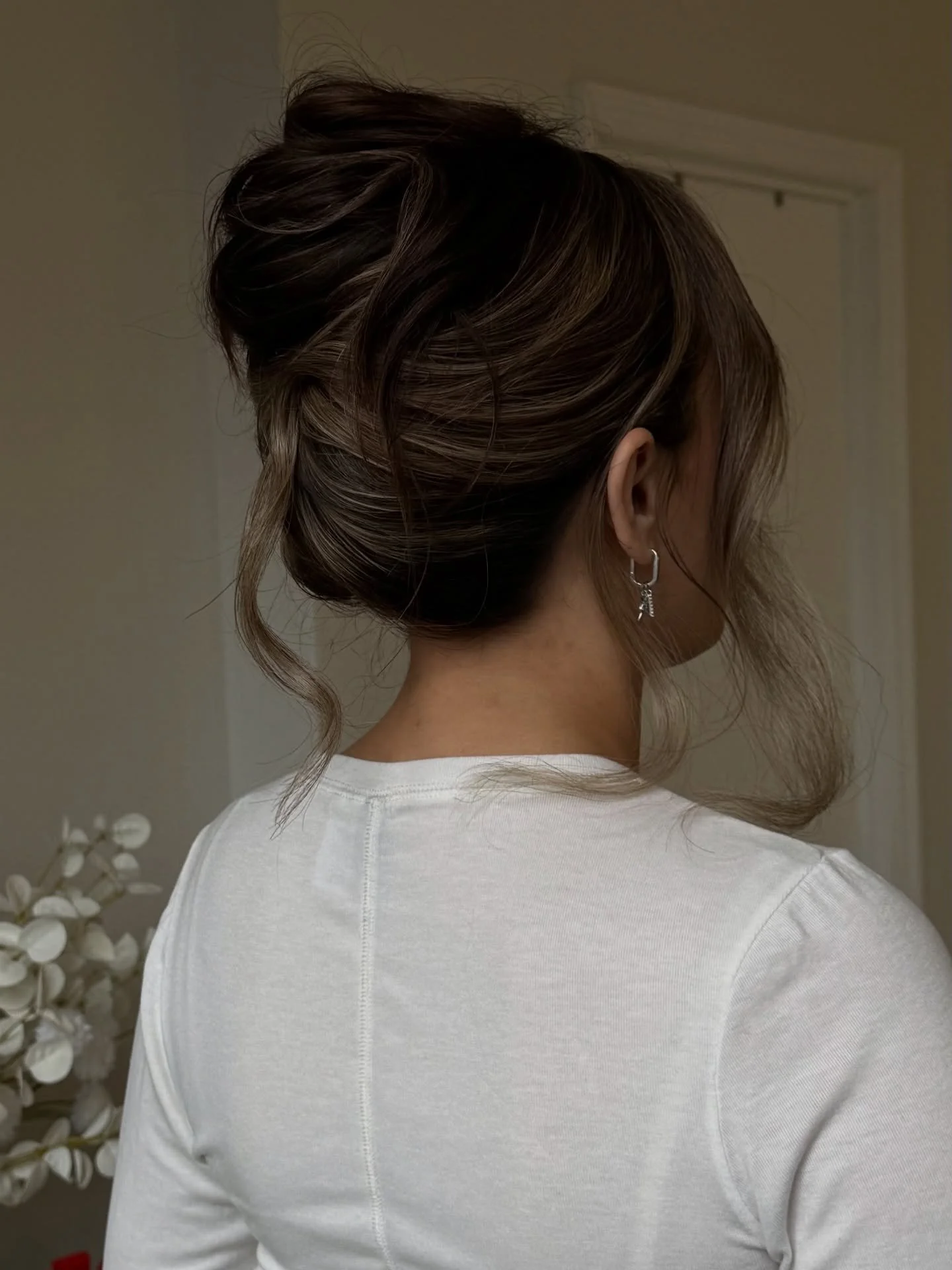 The French twist is a classic that never goes out of fashion.
Perfect for brides and special occasions when you want sophistication, structure, and lasting beauty.

@bar__wedding