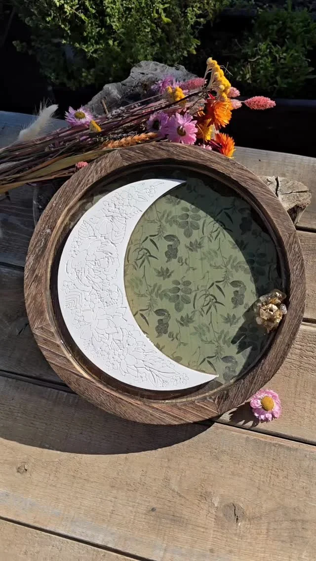 🌿 This plant tray and incense holder is sealed with resin,with a ceramic syle-matte floral moon, and a crystal corner to hold your favorite incense. Functional, grounding, and just the beginning of many more styles to come.
Www.thistleandmuse.com
#e