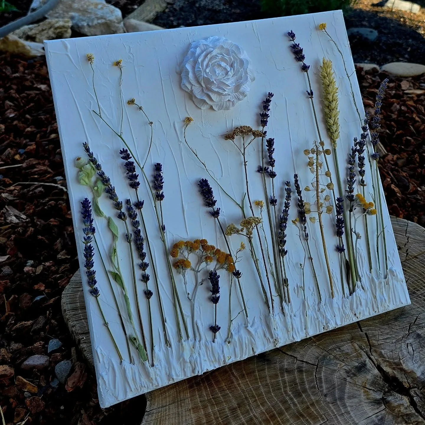 Im obsessed with making these. ✨🌷
#textureart
#EcoResin
#Jesmonite
#wildflowers