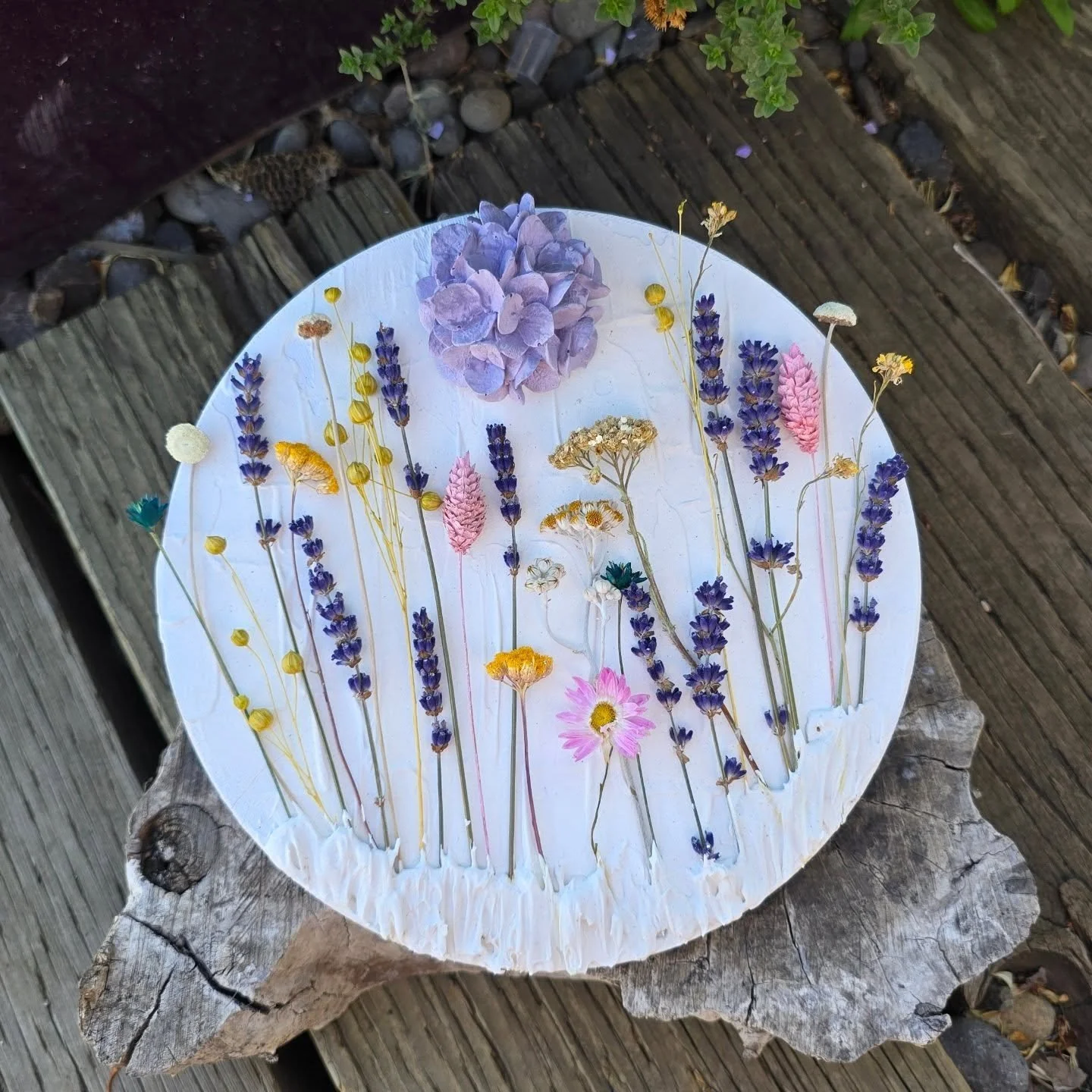 🌿✨ Fresh from the studio! Handmade round botanical wall art with dried lavender and wildflowers. Each piece is one-of-a-kind, bringing a little touch of nature and calm into your space. 🌸💜
#wildflowers #bohodecor #lavender #botanicalart