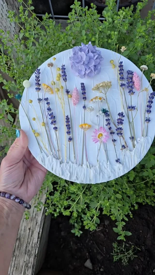 🌿✨ Fresh from my studio! Handmade round botanical wall art with dried lavender and wildflowers. Each piece is one-of-a-kind, bringing a little touch of nature and calm into your space. 🌸💜
#botanicalart
#lavender
#bohodecor