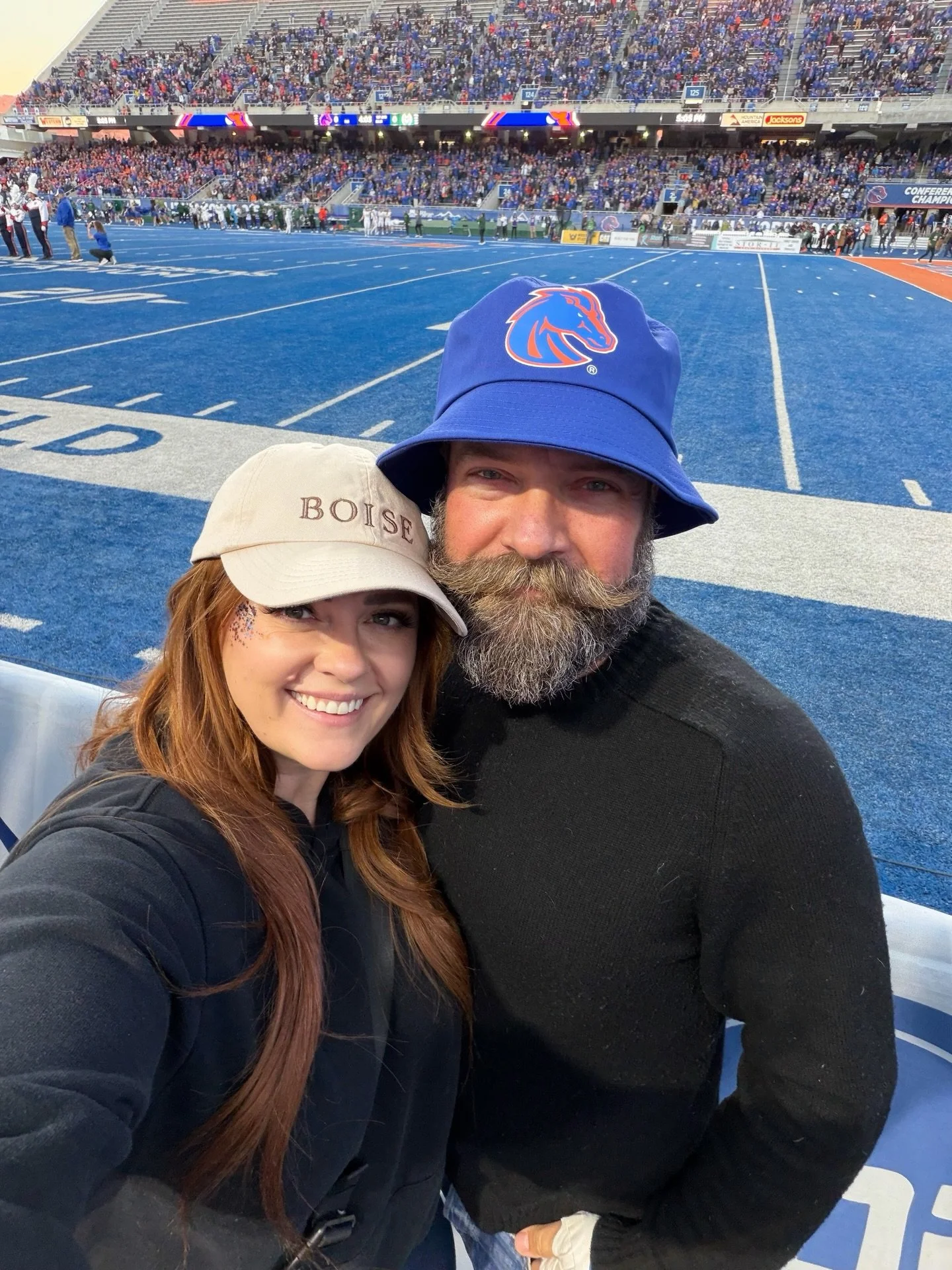 Pretty happy about this sideline view tonight. Last home game of the season! Let&rsquo;s go @boisestatefootball!!! 🧡💙🧡💙🧡💙 Time to dominate Colorado State! 🏈 

Always love tailgating and games with @thesalsaboss ✨

@theboisebubble #hellomeridia
