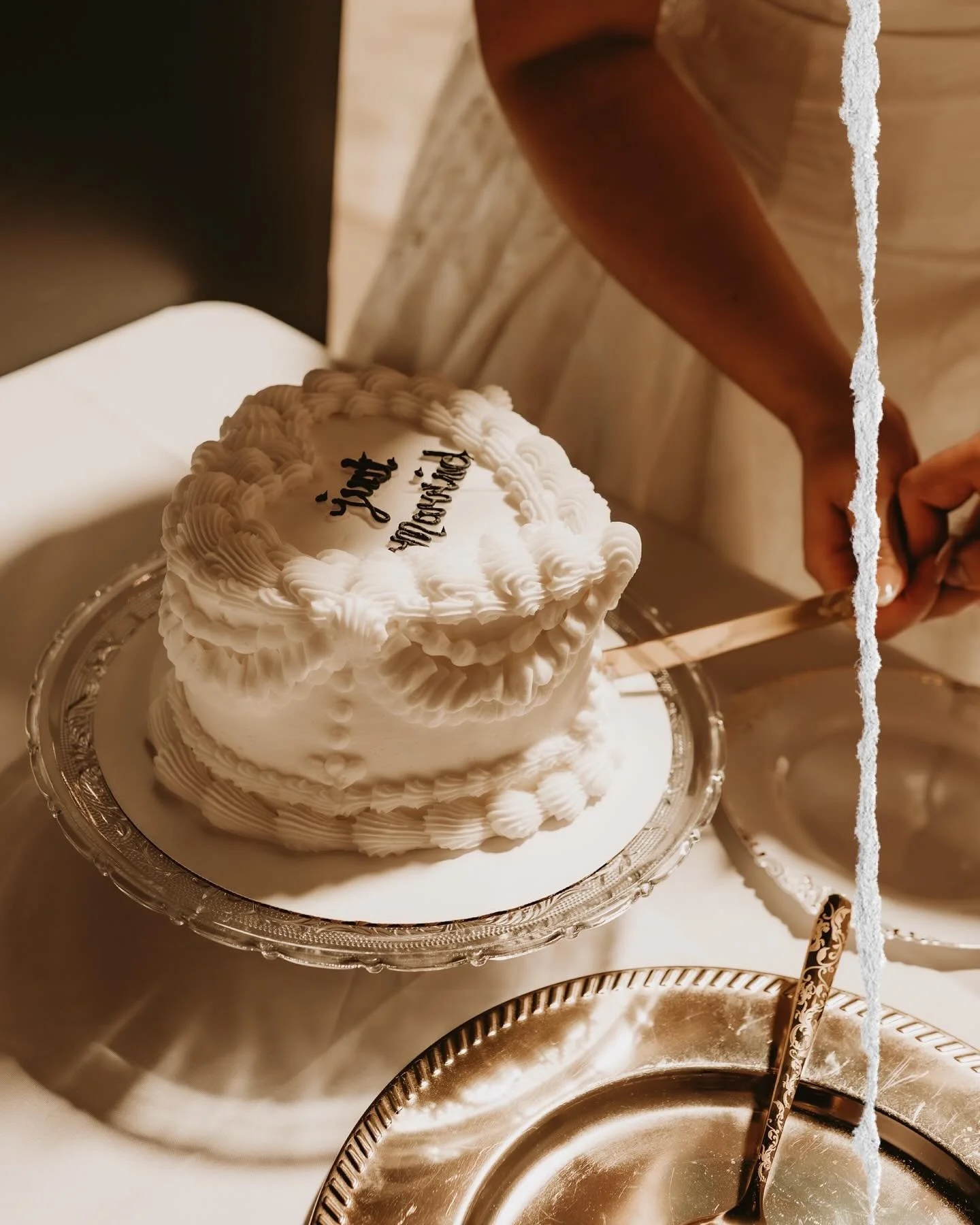 A moment for the cake! 

📸: @brieloughmanphotography 

#venue901 #cake #justmarried #heartcake #wedding #venue #blackandwhite #love #dessert #details