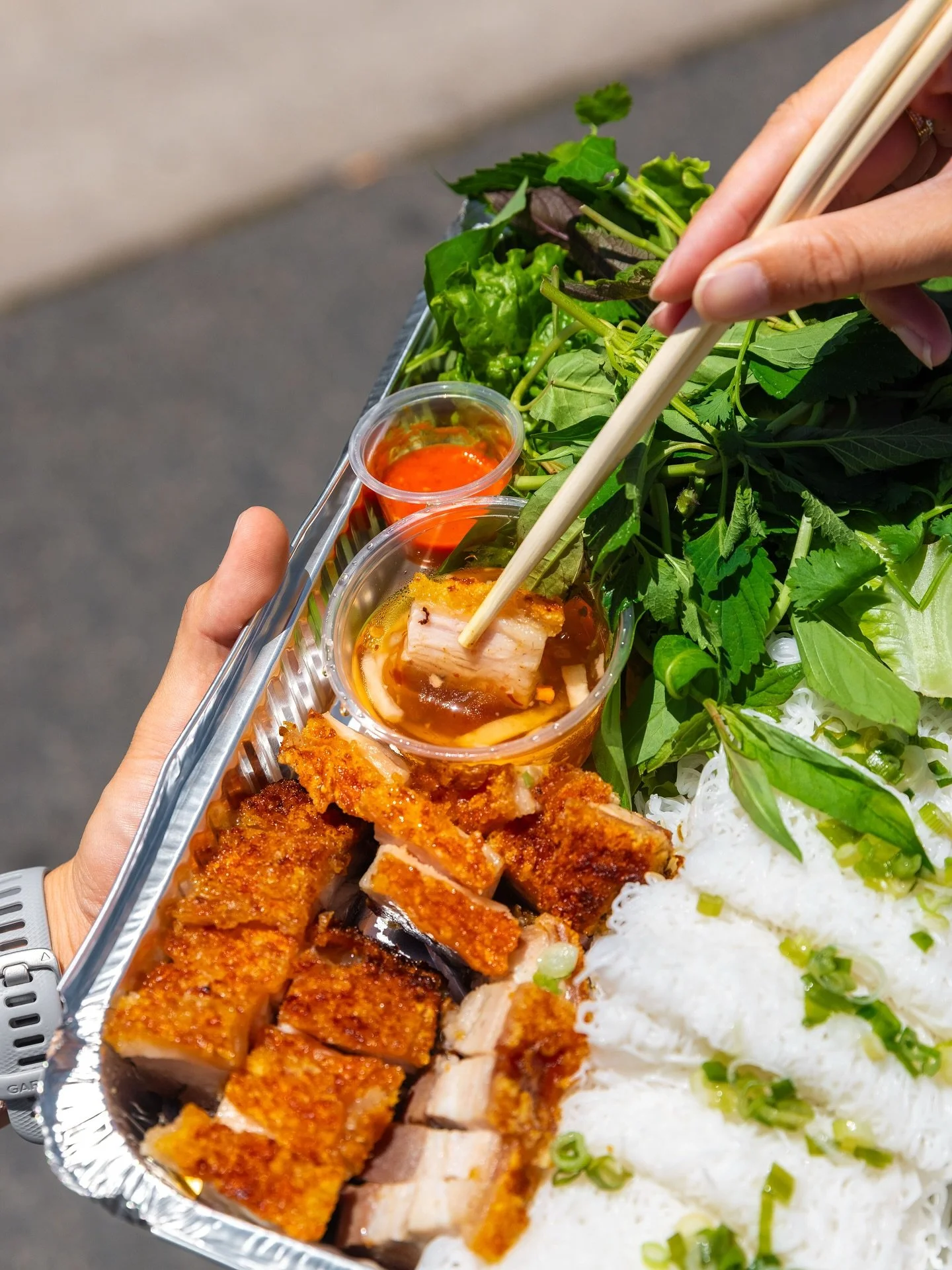 PSA: This crispy pork belly tray is officially holiday-party approved 🎁 Fresh, crispy, and gone in minutes.

#ocfood #ocfoodie #orangecounty #bakery #pastries #sweets #vietnamesedessert #vietnamese