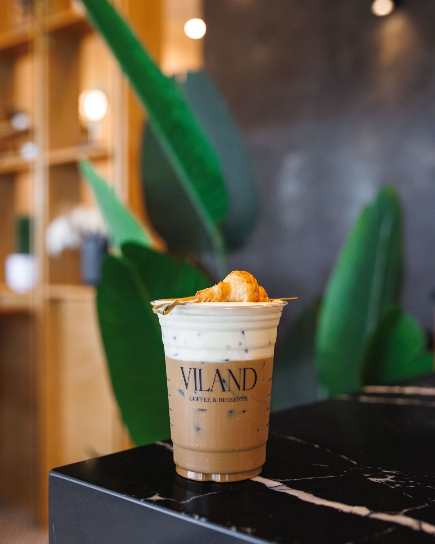 Not your average iced coffee. Cream foam, br&ucirc;l&eacute;e top, and a little croissant crown to finish it off 👑☕️

#ocfood #ocfoodie #orangecounty #bakery #pastries #sweets #vietnamesedessert #vietnamese #coffee #matcha #ube #latte