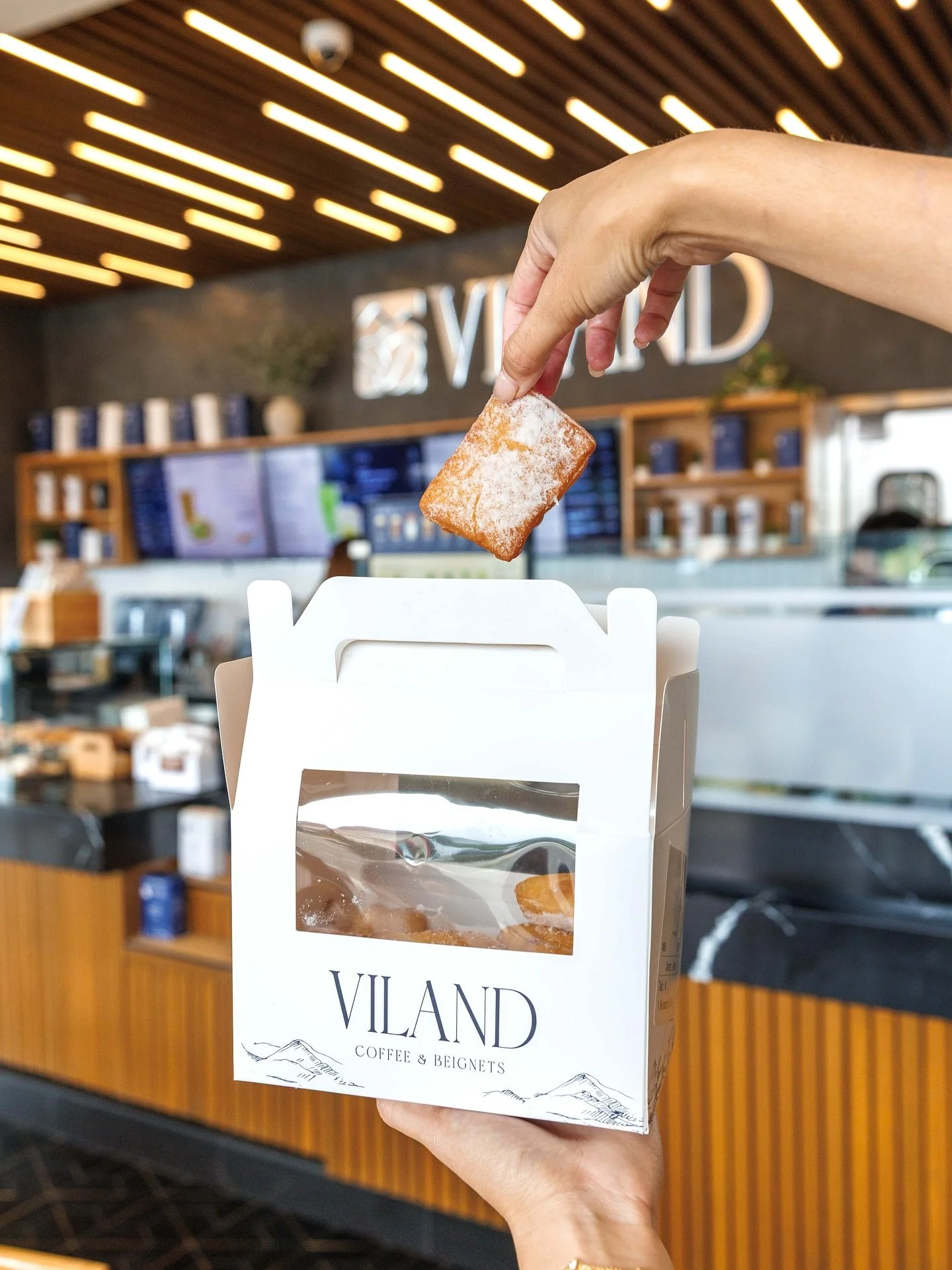 This is your sign to treat yourself (or someone sweet) to a box of fresh, fluffy beignets 🤍

#ocfood #ocfoodie #orangecounty #bakery #pastries #sweets #vietnamesedessert #vietnamese #coffee #matcha #ube #latte