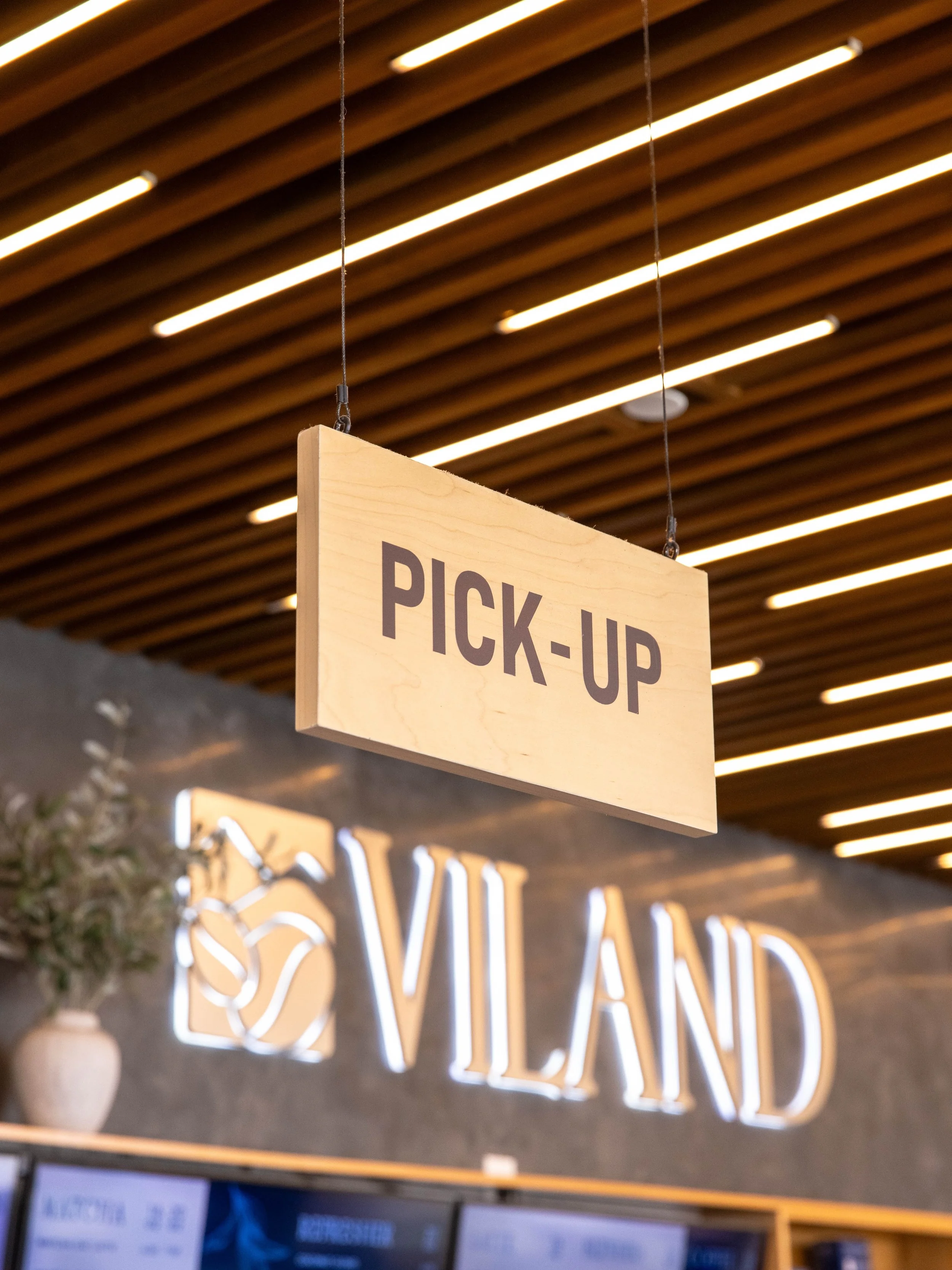 grab and go for the weekend🏃🏻&zwj;♀️💨 order online and look for this sign when you arrive to pick up! 

order link in our bio ☕️
