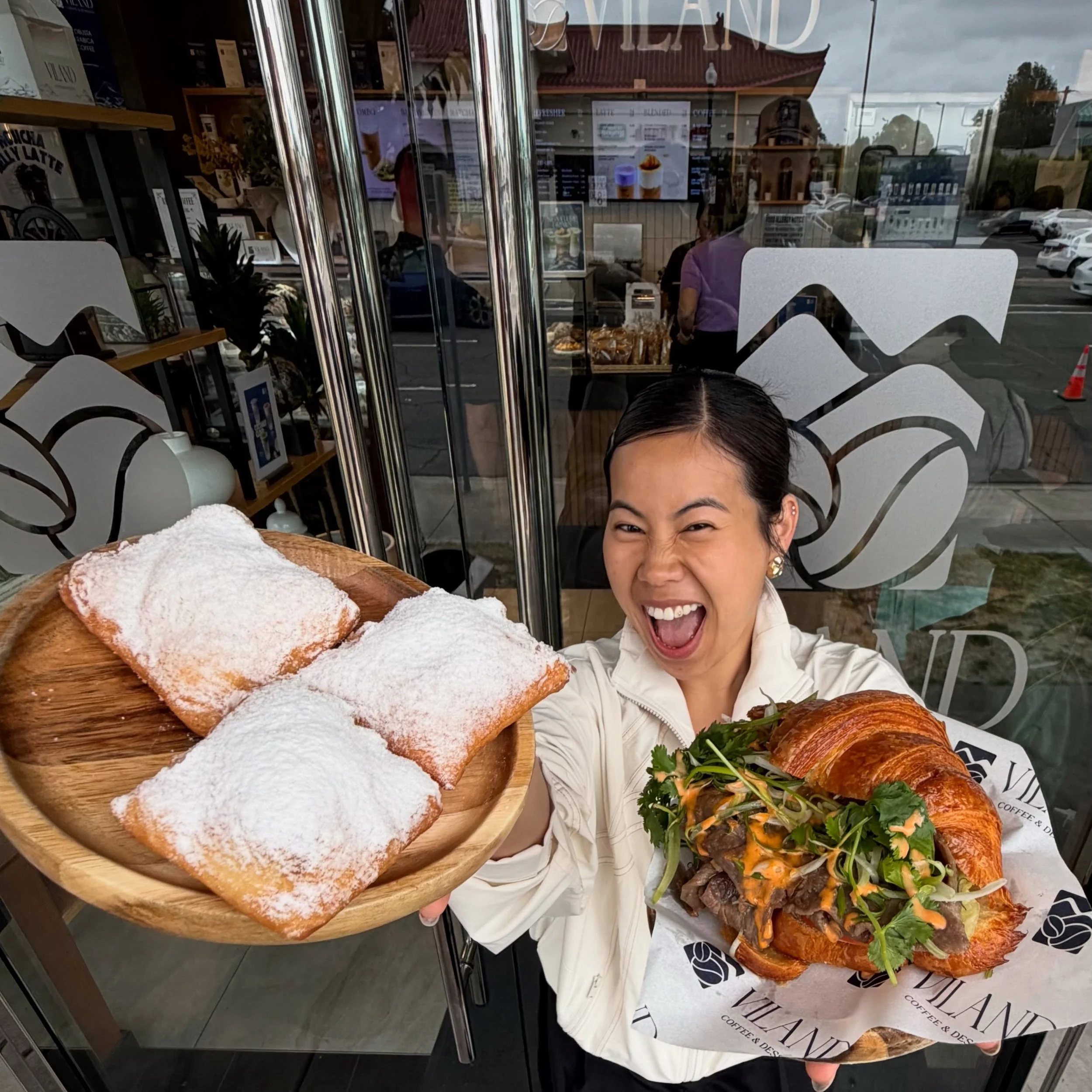 can&rsquo;t choose? get both! and make it a combo 

#beignet #croissant #occoffee