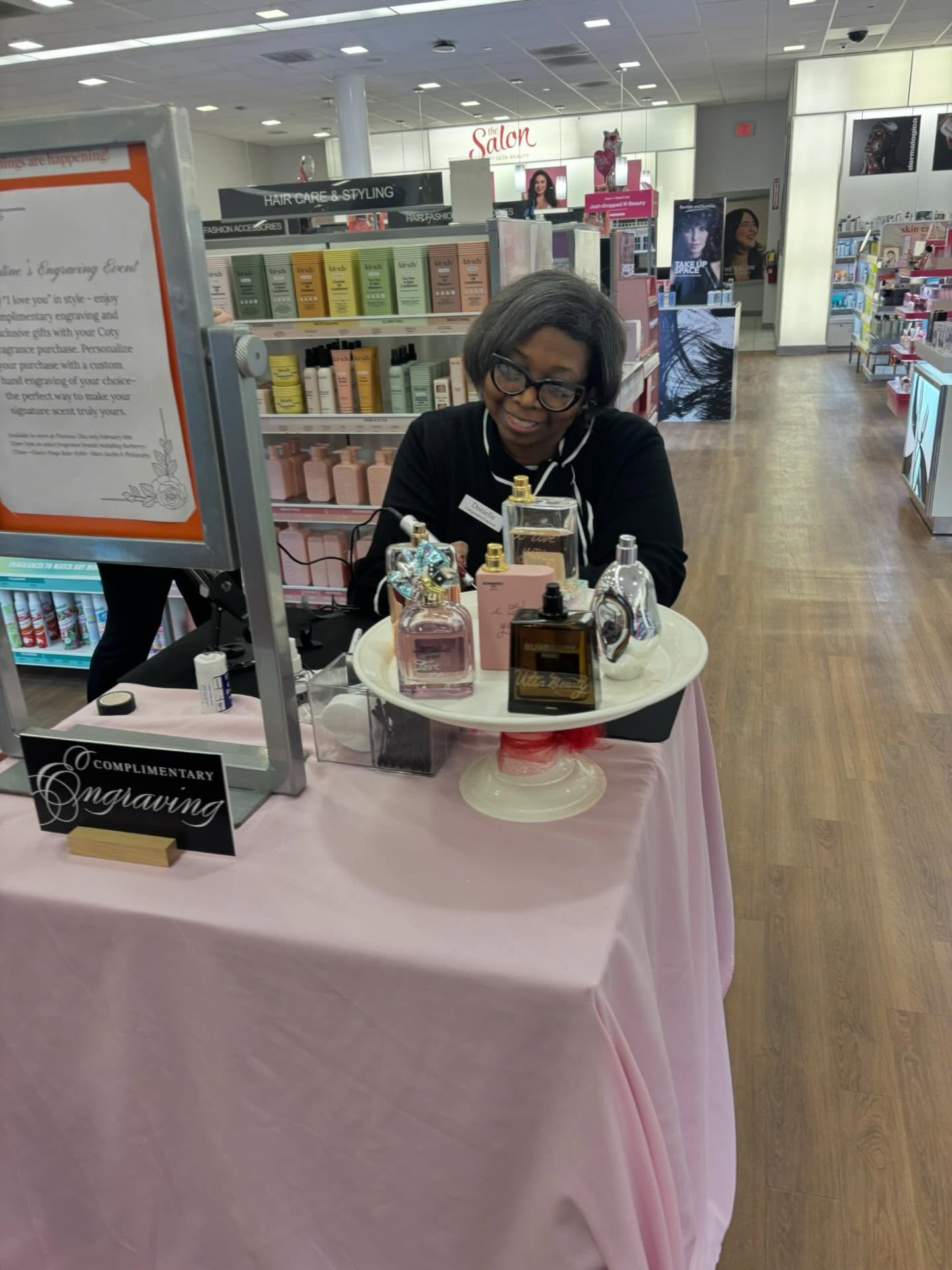 Enjoyed engraving Coty Fragrances @ultabeauty Florence, KY. Thanks @devitdianarts, until next time 💕 #ultabeauty #brandactivation #luxuryengraving #onsitecalligraphy #liveeventartist