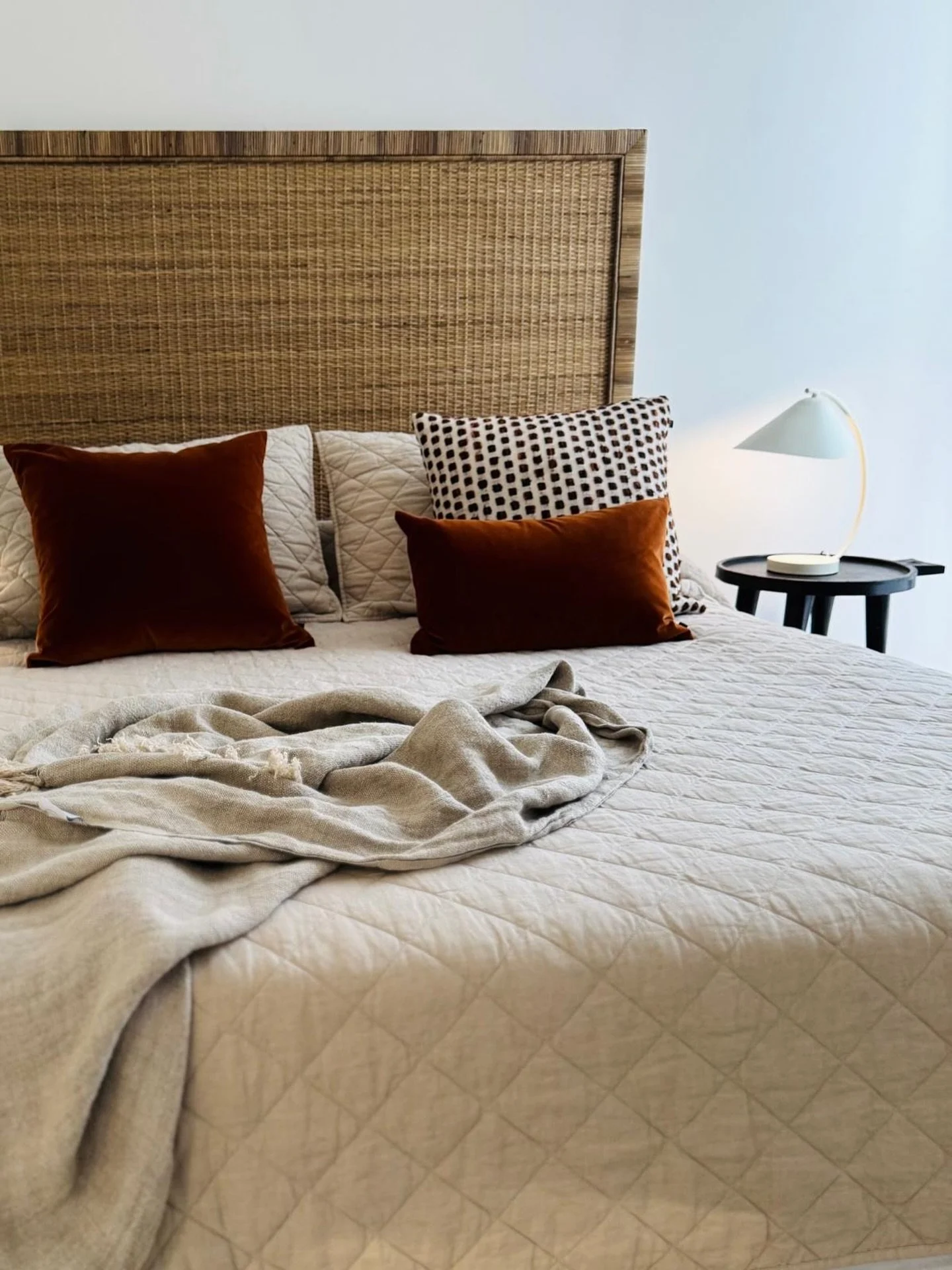 Loving this coastal warmth bed styling - #swoon 
@lmhome_