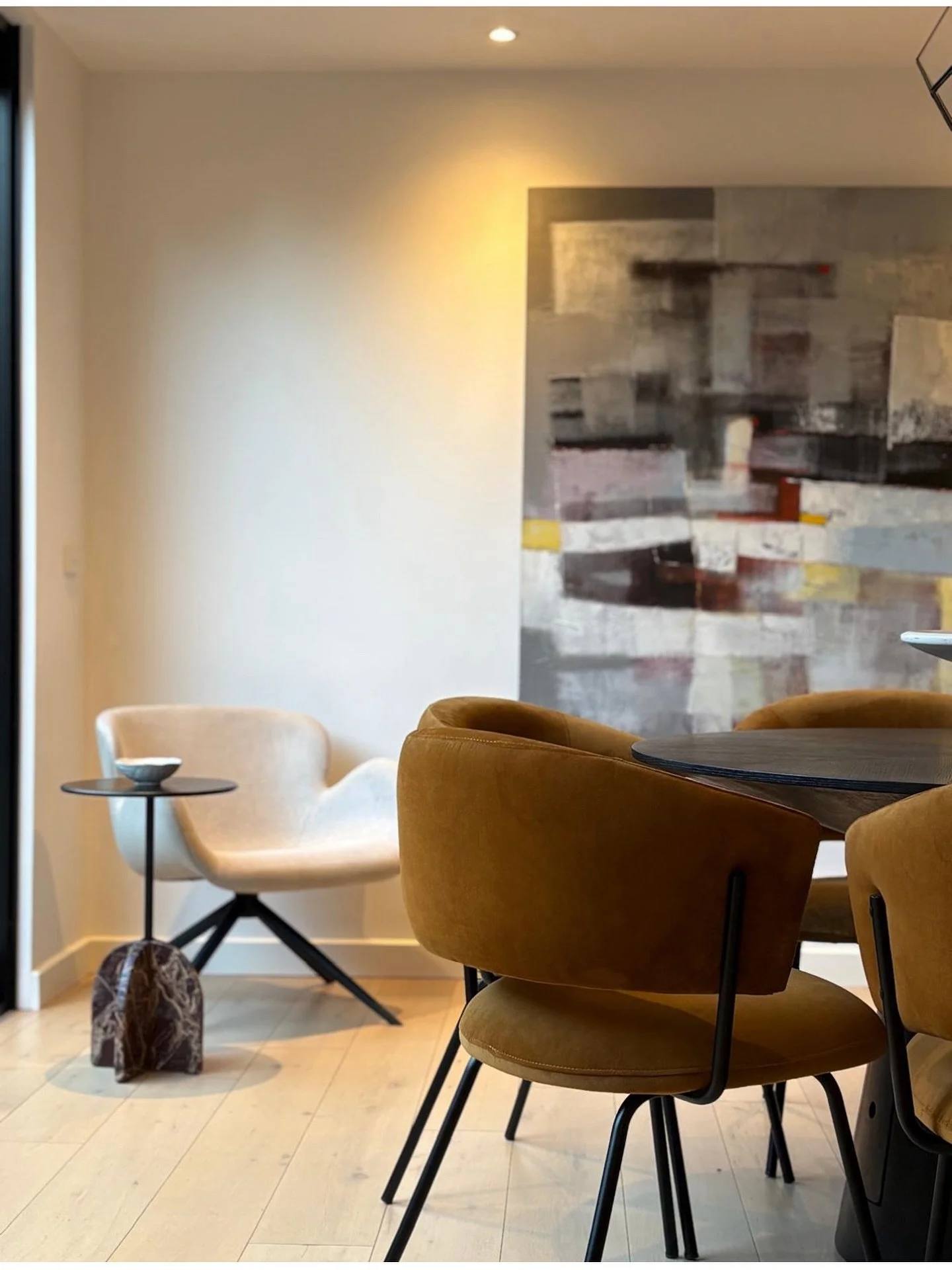 A touch of toffee to complete this dining space
#swoon 
@globewest