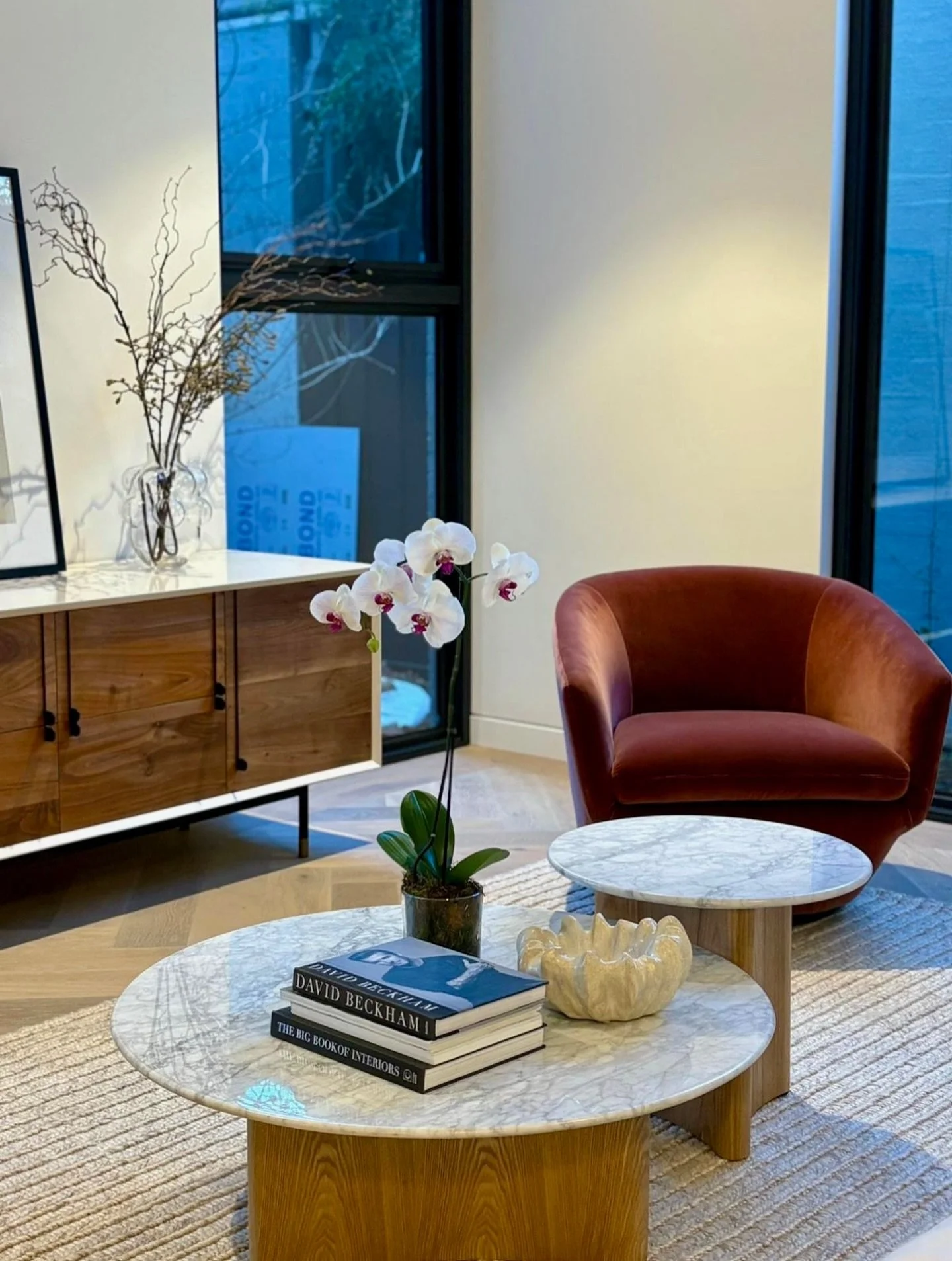 Calling all red wine lovers to the velvet! 
@calibrefurniture 
@lieftingmerlohomes 
@aussbond 
@chisholmgamon 
@samgamon 
📍 Elwood