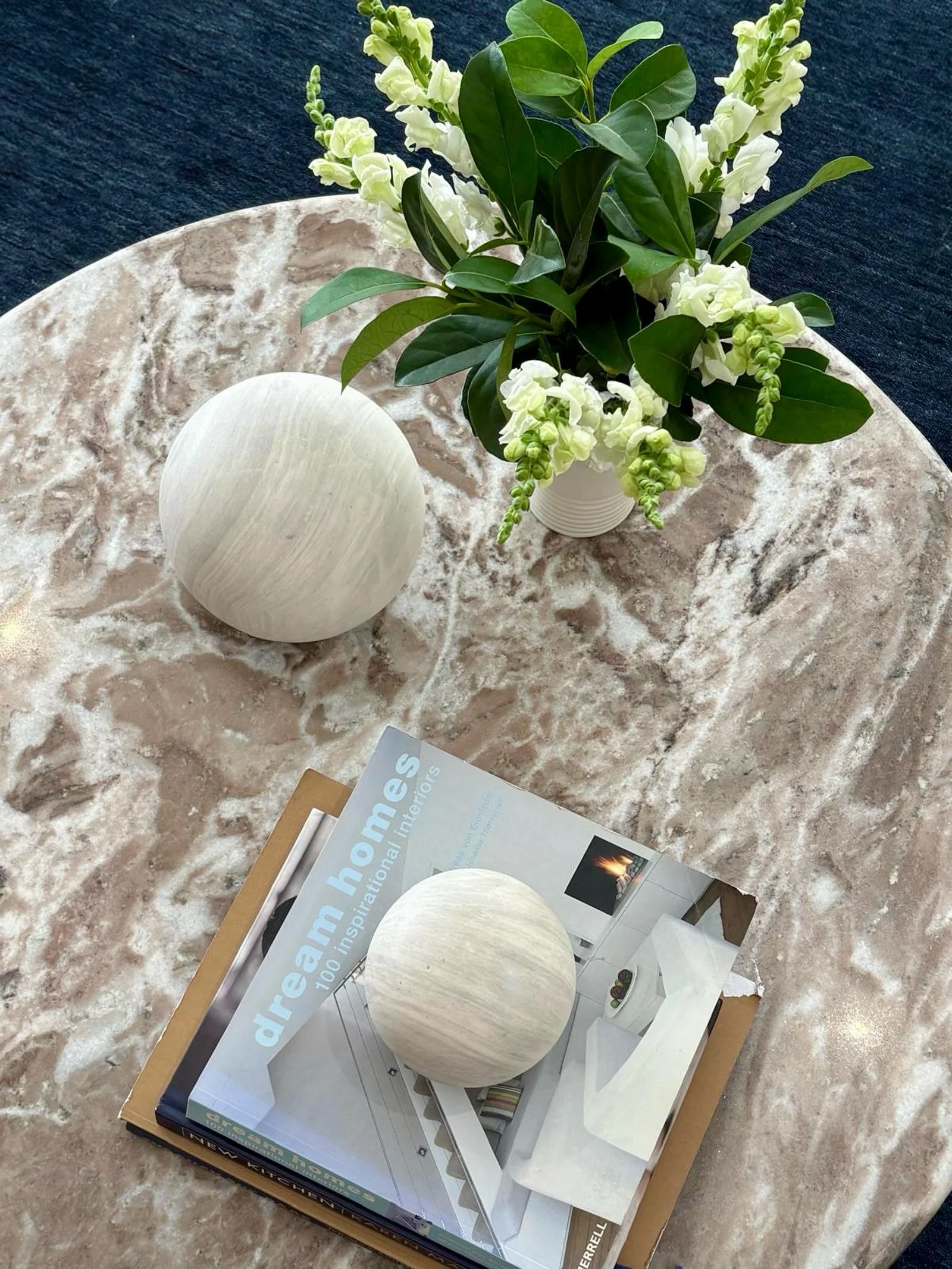 It&rsquo;s never just a coffee table. 
3 textures &bull; 2 heights &bull; 1 fresh stem 

This one&rsquo;s in Fitzroy North 
Sold before auction ✔️

#styledbyswoon #melbournepropertystyling #propertystyling #homestaging #swoon