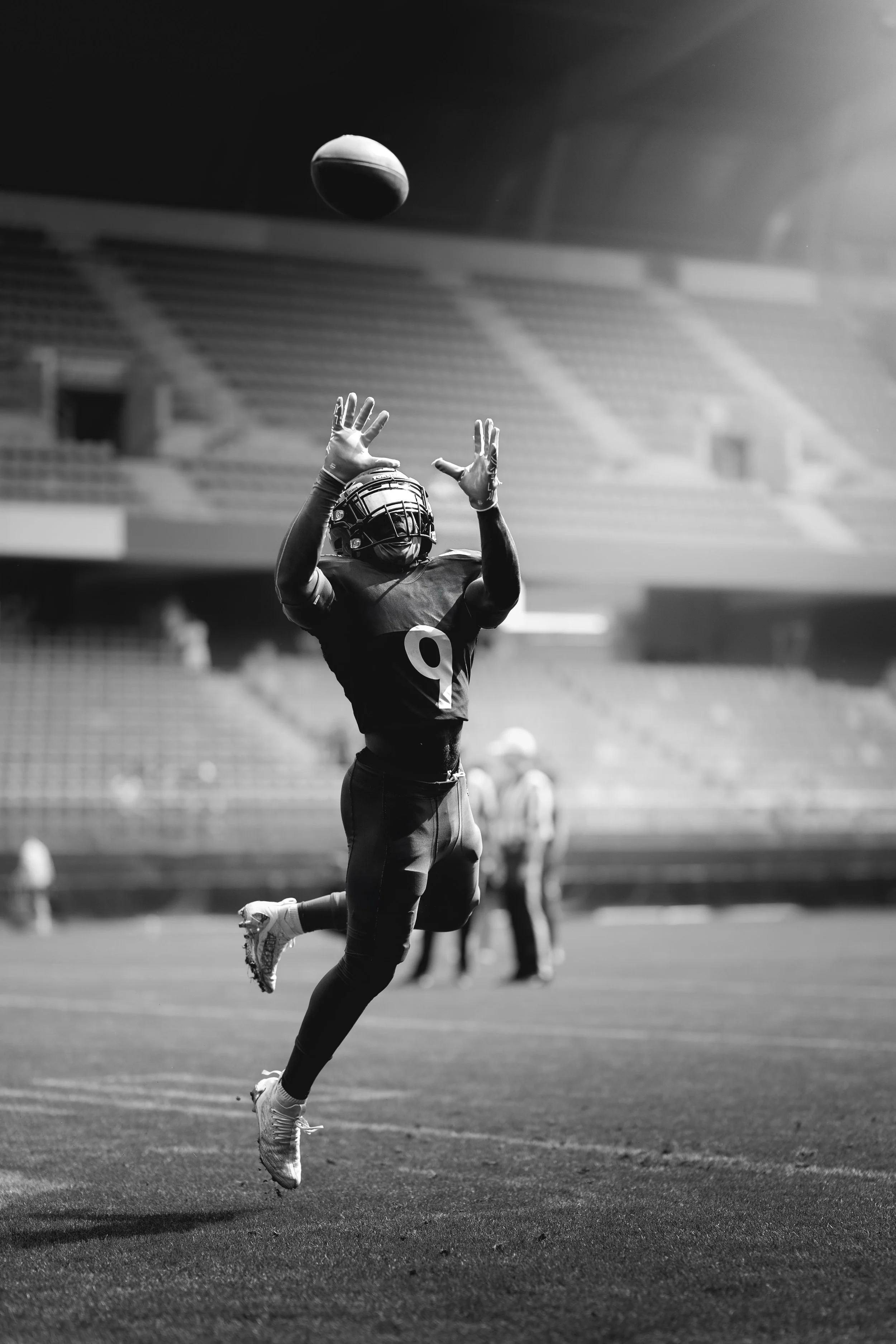 football-player-catching-ball-in-empty-stadium-2025-02-10-07-07-55-utc.jpg