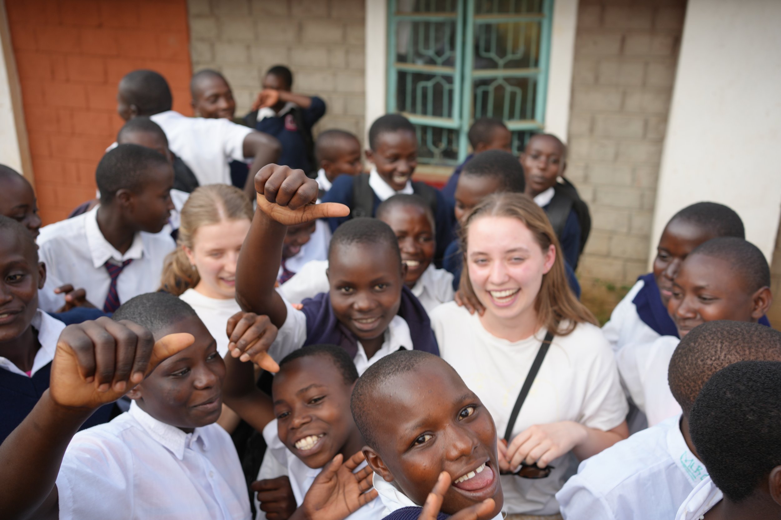 Elever og barn sammen i et klasserom i Kenya