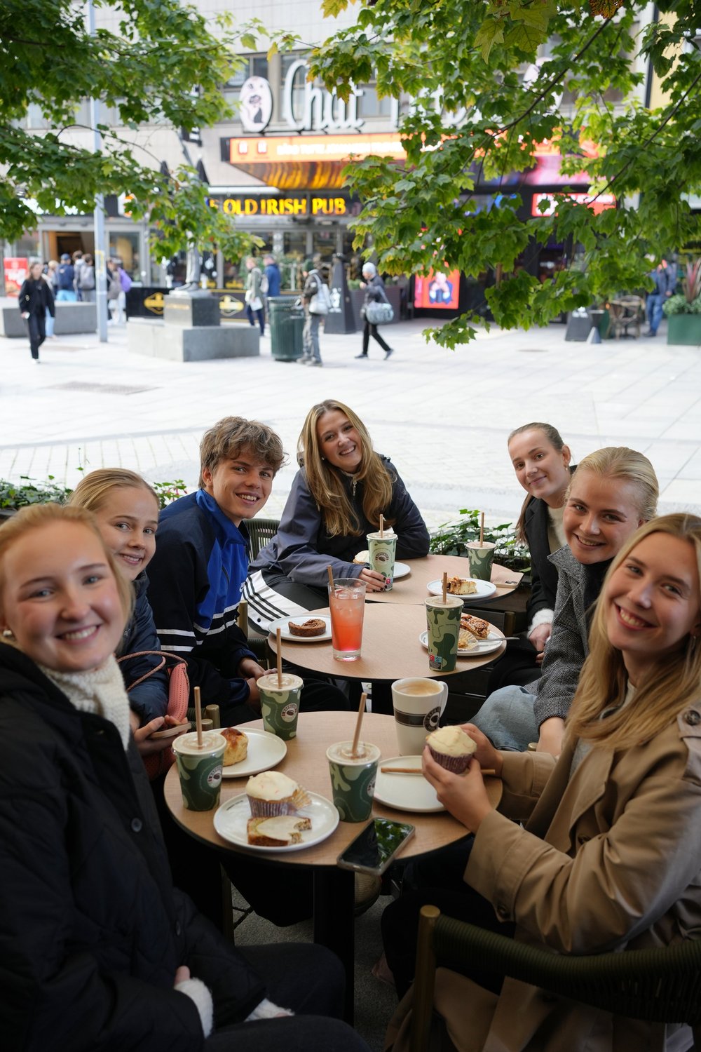 Elever samlet rundt et kafébord