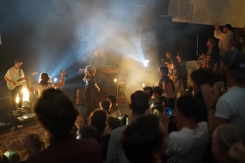 Band på scenen under en konsert