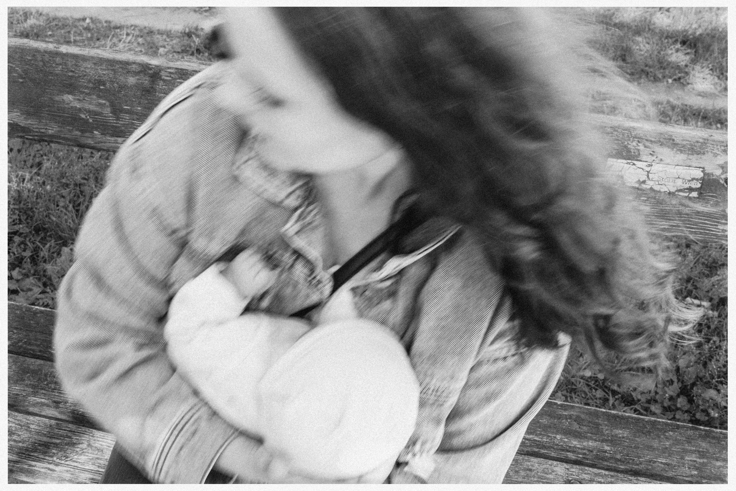 Schwarz-Weiß-Foto, Mama mit ihrem neugeborenen Baby im Wochenbett.