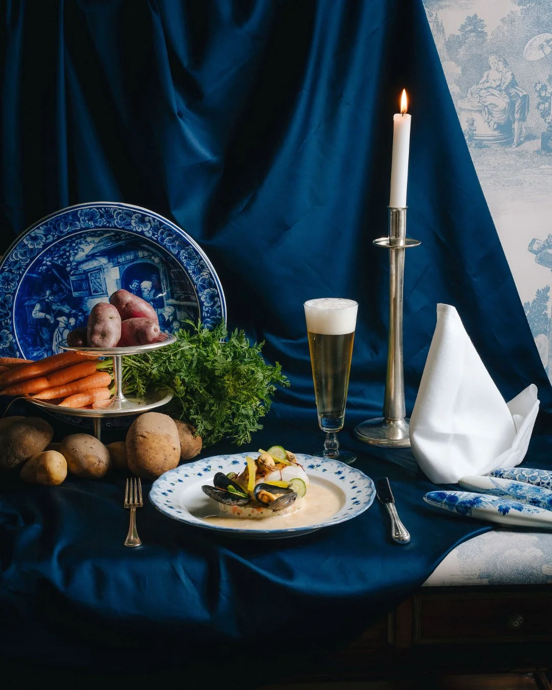 Who said stamppot is boring?! Amstel Hotel challenged us to find a way to reimagine these classic Dutch comfort dishes in true Amstel Hotel style. Inspired by 17th century still life paintings we played with light, composition and everyday items. Alt