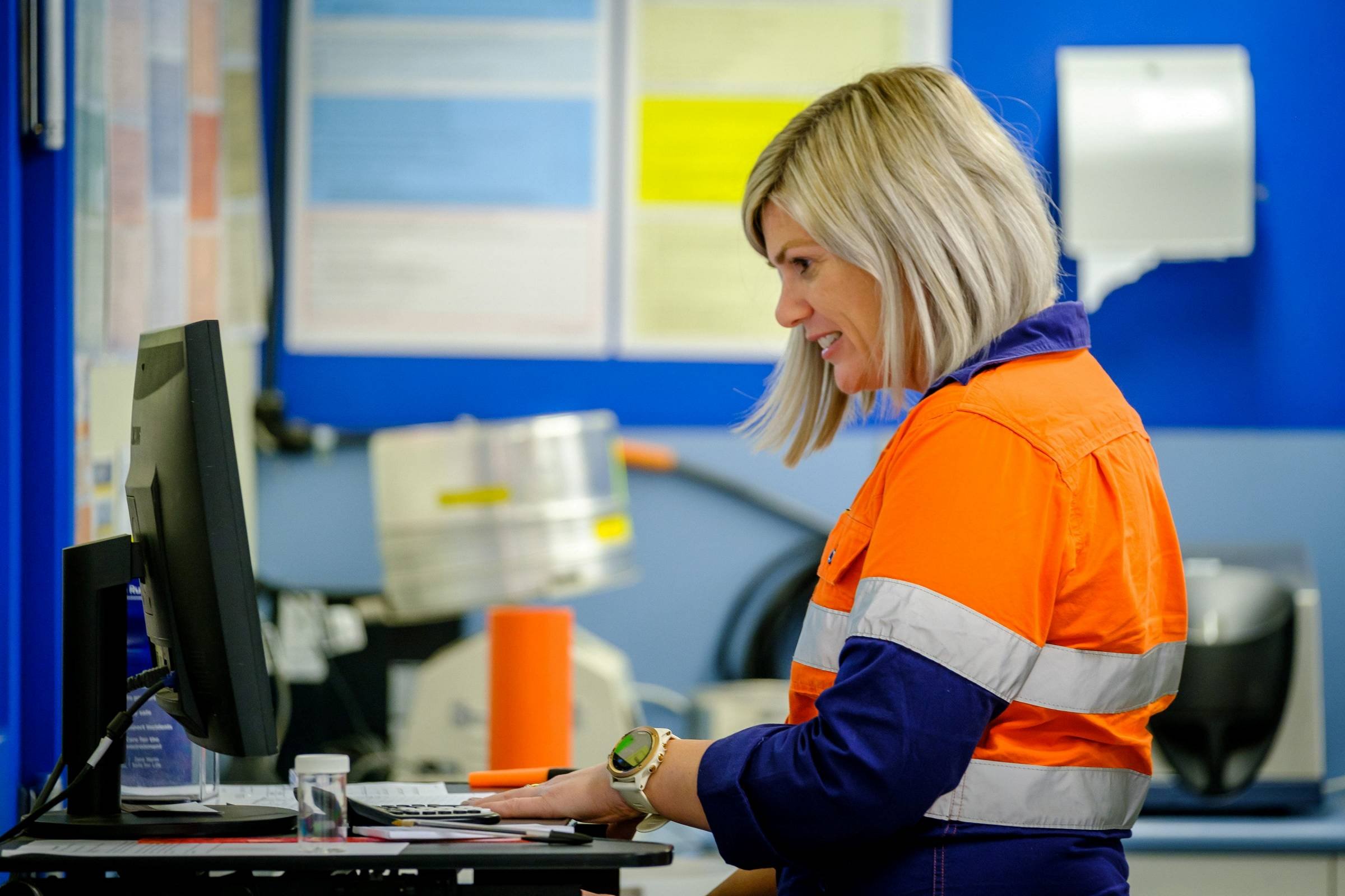 graincorp-port-operations-worker-control-room-02.jpg