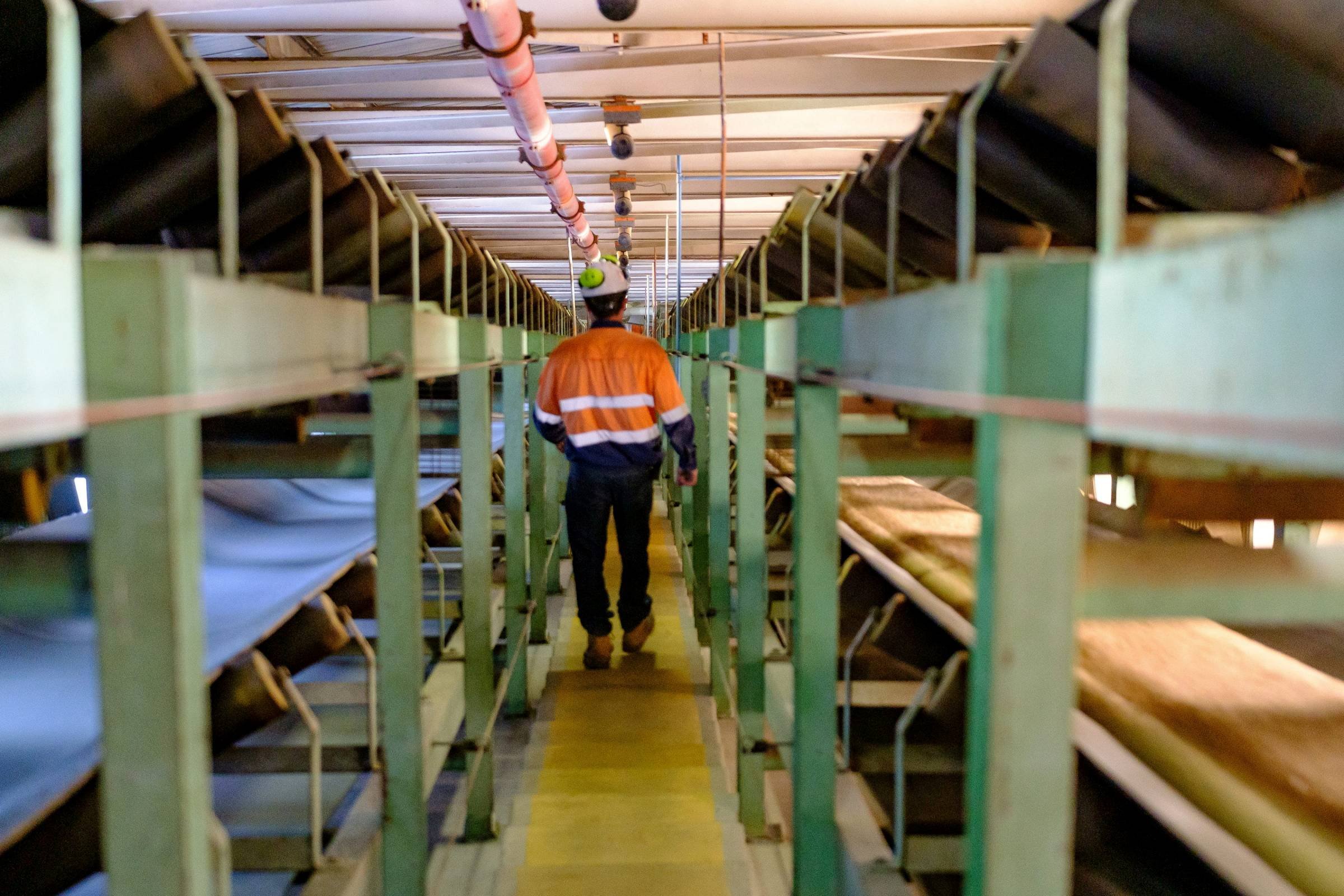 graincorp-worker-conveyor-gallery-08.jpg