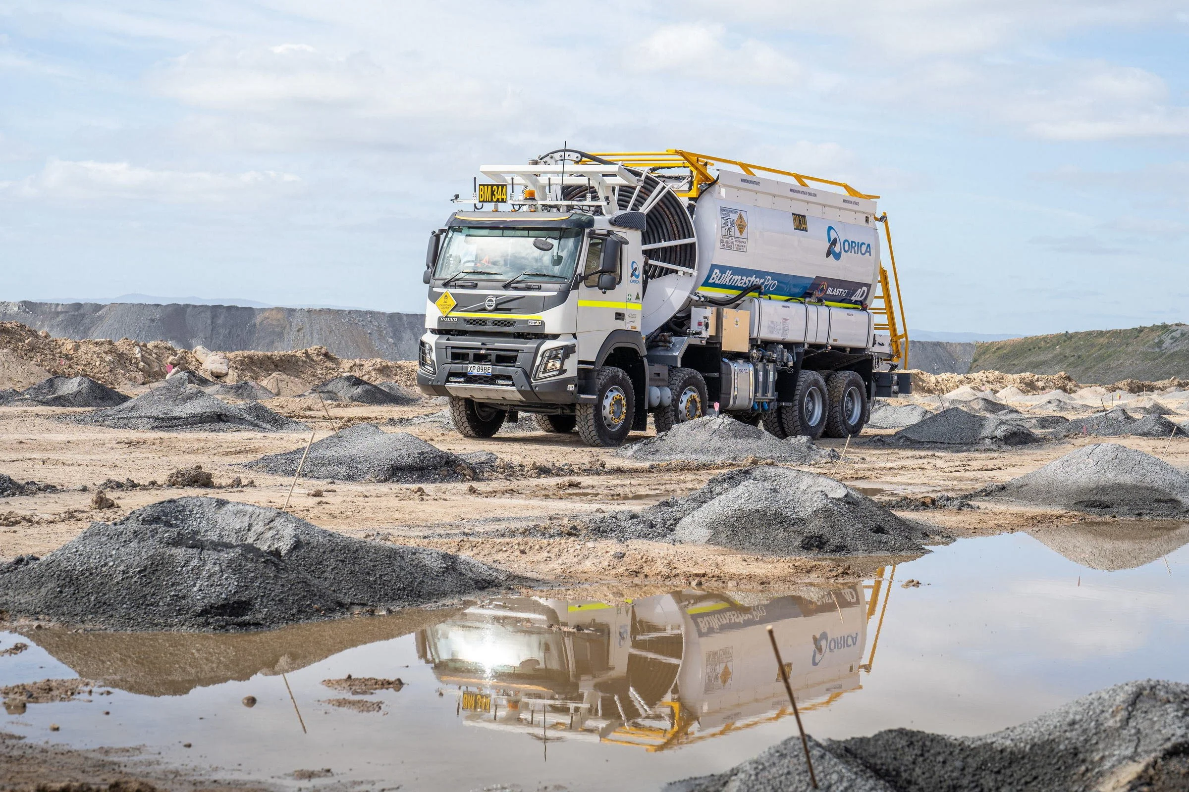 orica-bulk-delivery-truck-mine-site-07.jpg