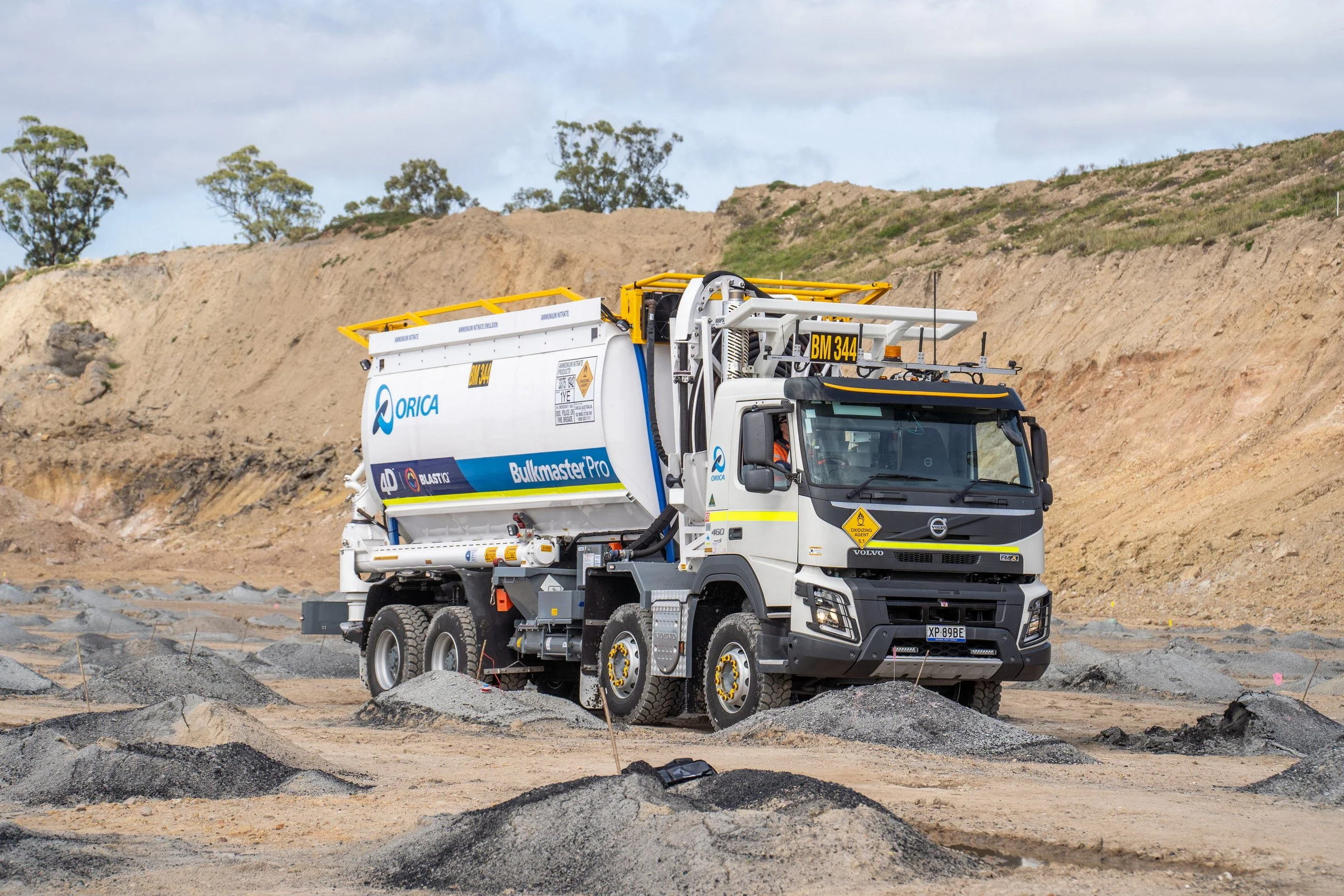 orica-bulk-delivery-vehicle-active-mine-site-06.jpg
