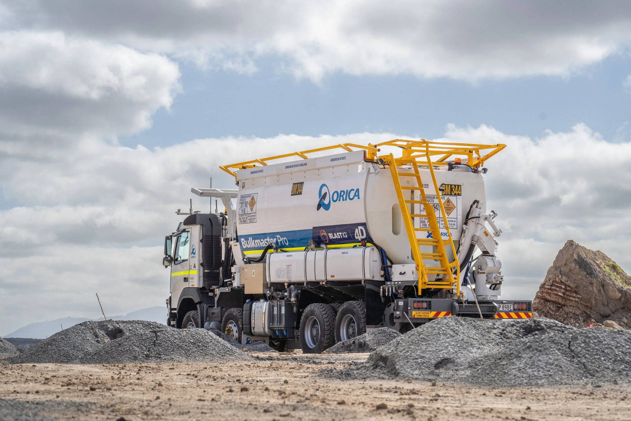orica-bulk-delivery-vehicle-mining-environment-08.jpg