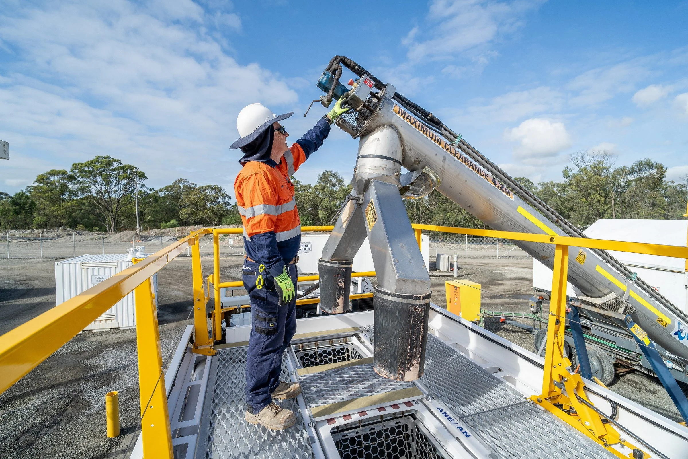 orica-bulk-delivery-vehicle-operator-platform-03.jpg