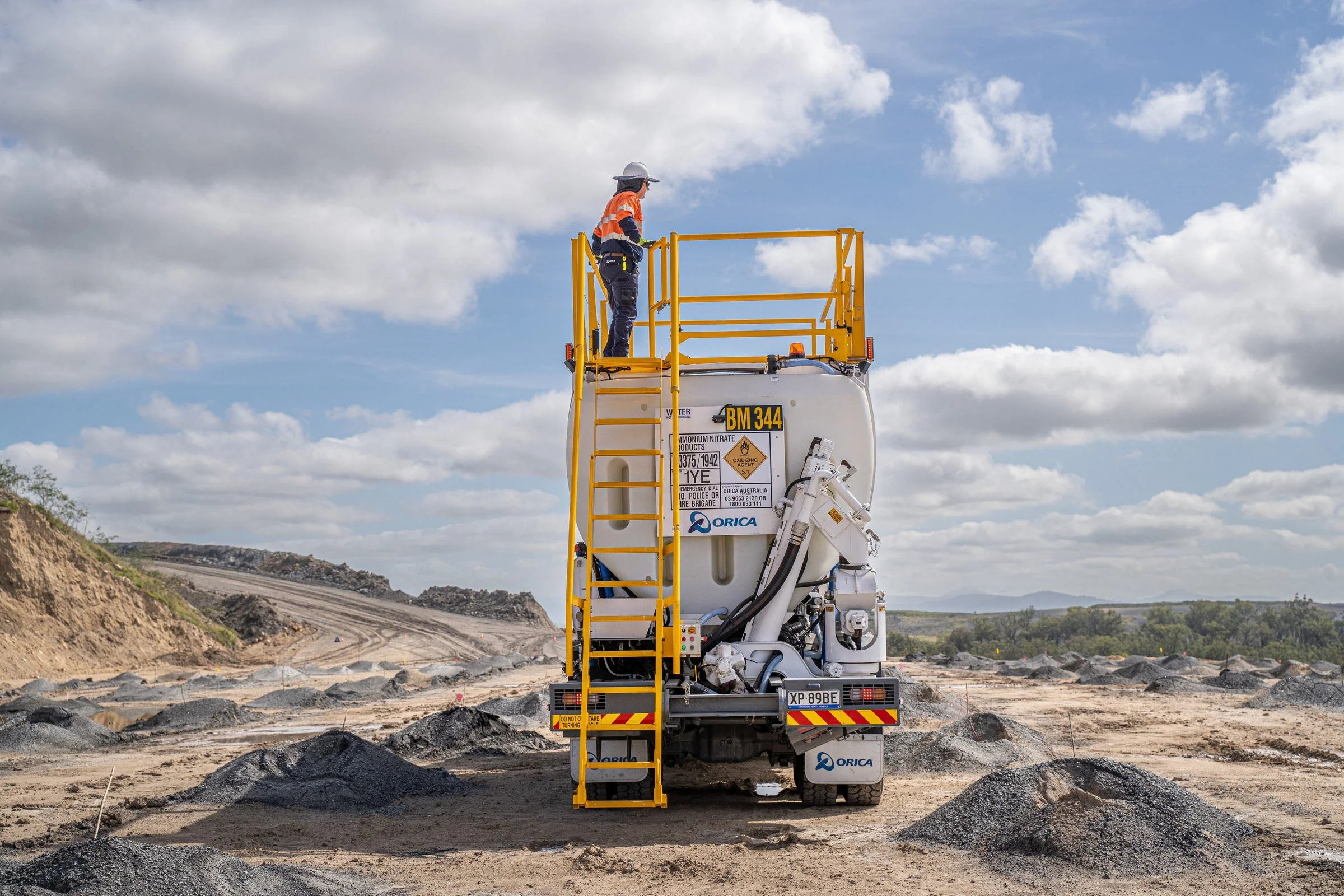 orica-bulk-delivery-vehicle-stairs-platform-09.jpg