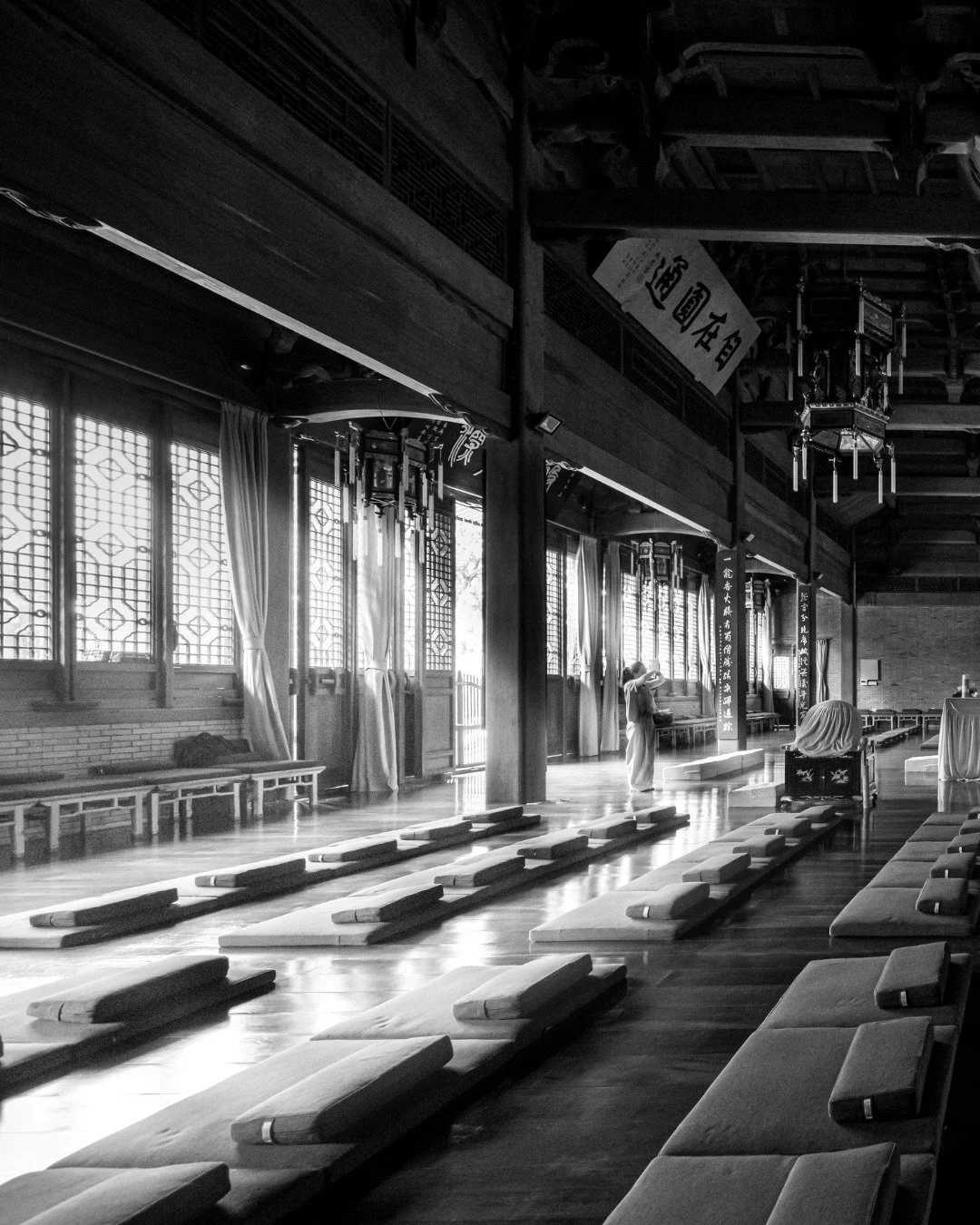 Kenshō
Sseeing one's true nature

Not a destination, but a glimpse of what was already here, underneath the noise.

見 (ken) &mdash; to see
性 (shō) &mdash; your essential nature

Kenshō is a flash, a moment where the sense of separation drops and some