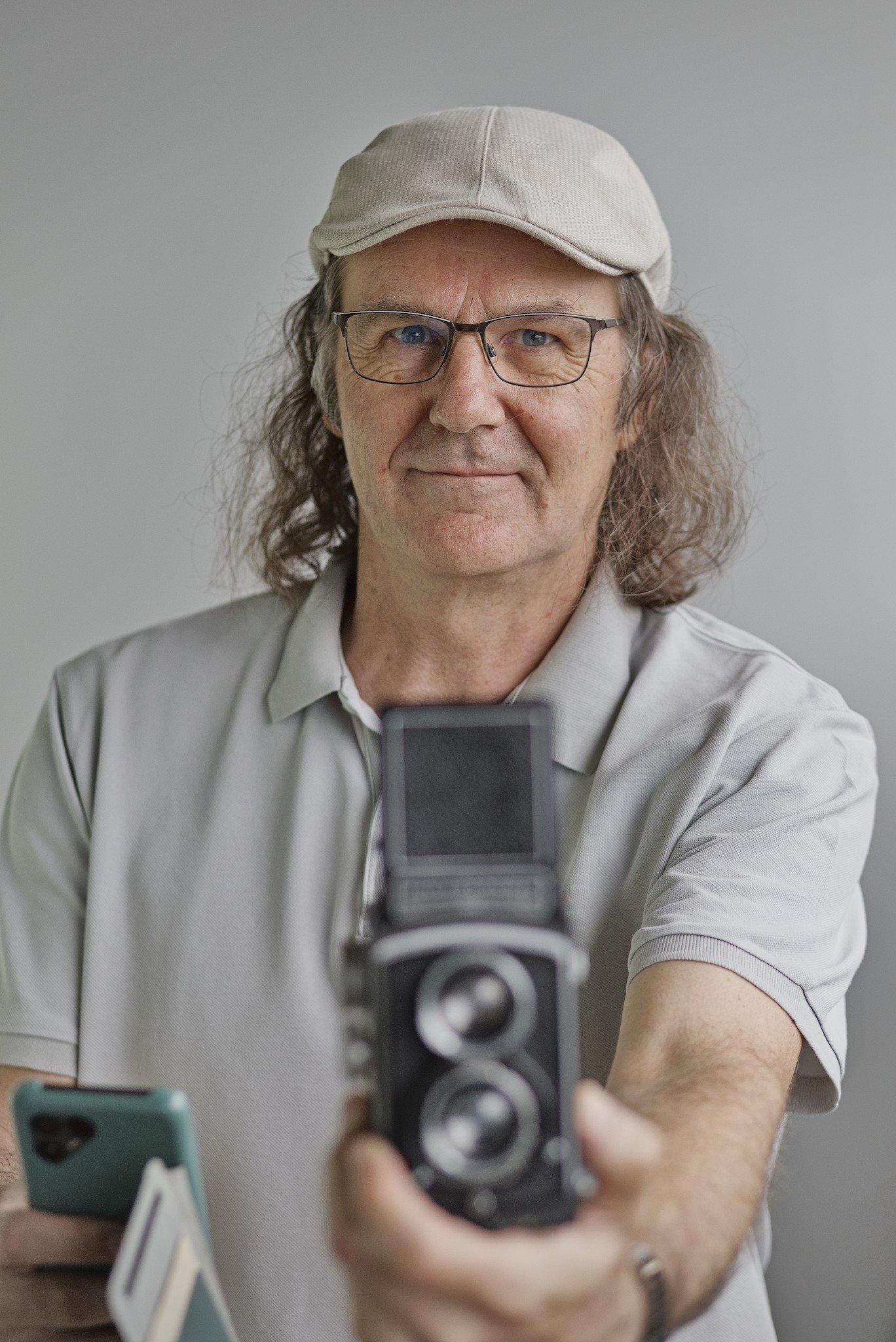 Selbstportrait von Andreas Zoller, der eine Rolleicord II (BJ. ca. 1939) in die Kamera hält