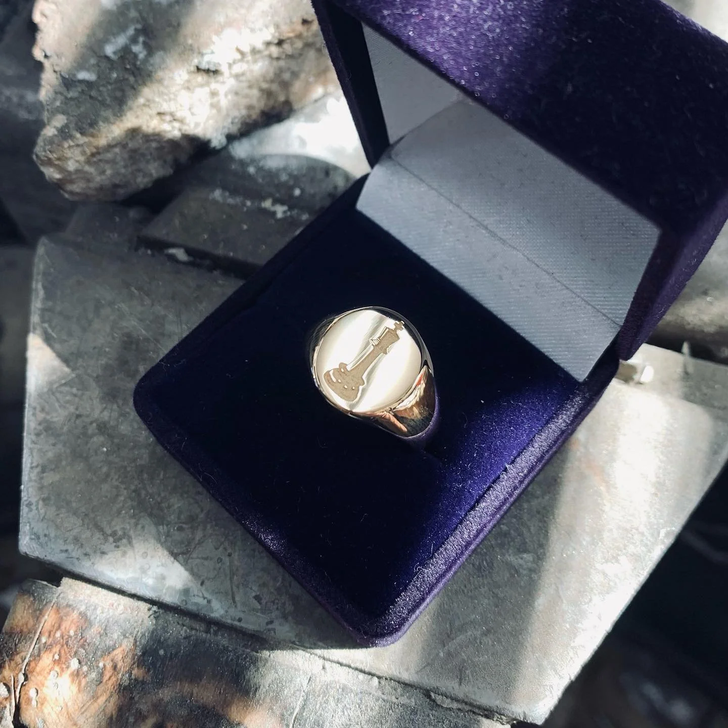 Chess piece engraved onto a signet