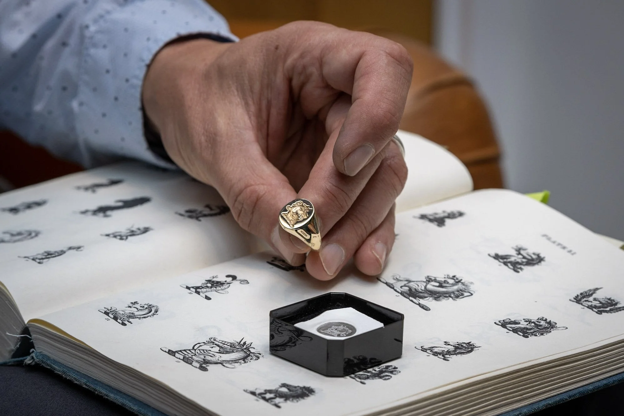 The Ultimate Guide to Signet Rings: History, Styles, Metals & Personalisation