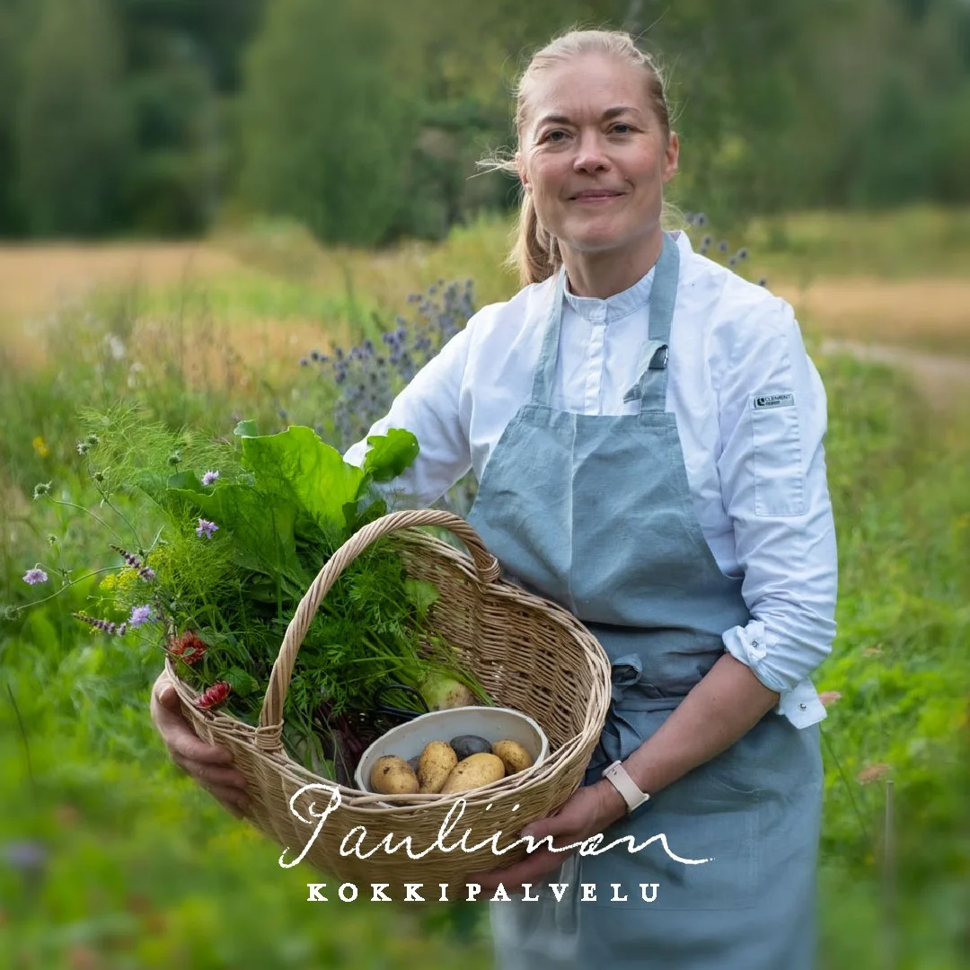 Pauliinan kokkipalvelun kokki Pauliina vihanneskorin kanssa omalla kasvimaallaan