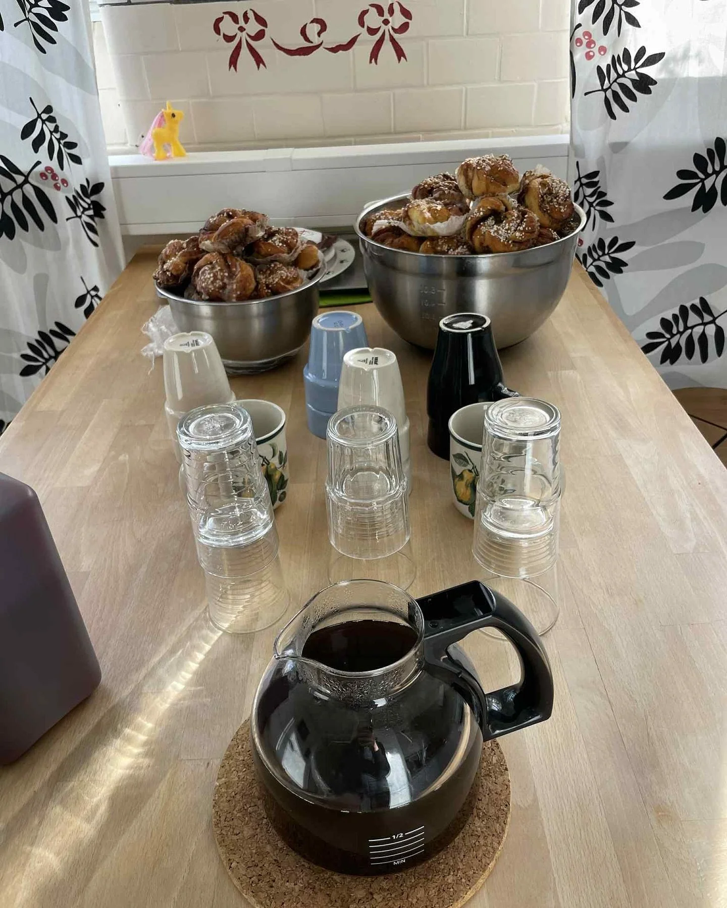 Den som v&auml;ntar p&aring; n&aring;got gott v&auml;ntar (om man &auml;r medlem i HAS) aldrig f&ouml;r l&auml;nge! Idag &auml;r det kaffets dag och d&aring; sl&aring;r vi p&aring; Str&ouml;msholm tv&aring; flugor i en sm&auml;ll och firar kanelbulle