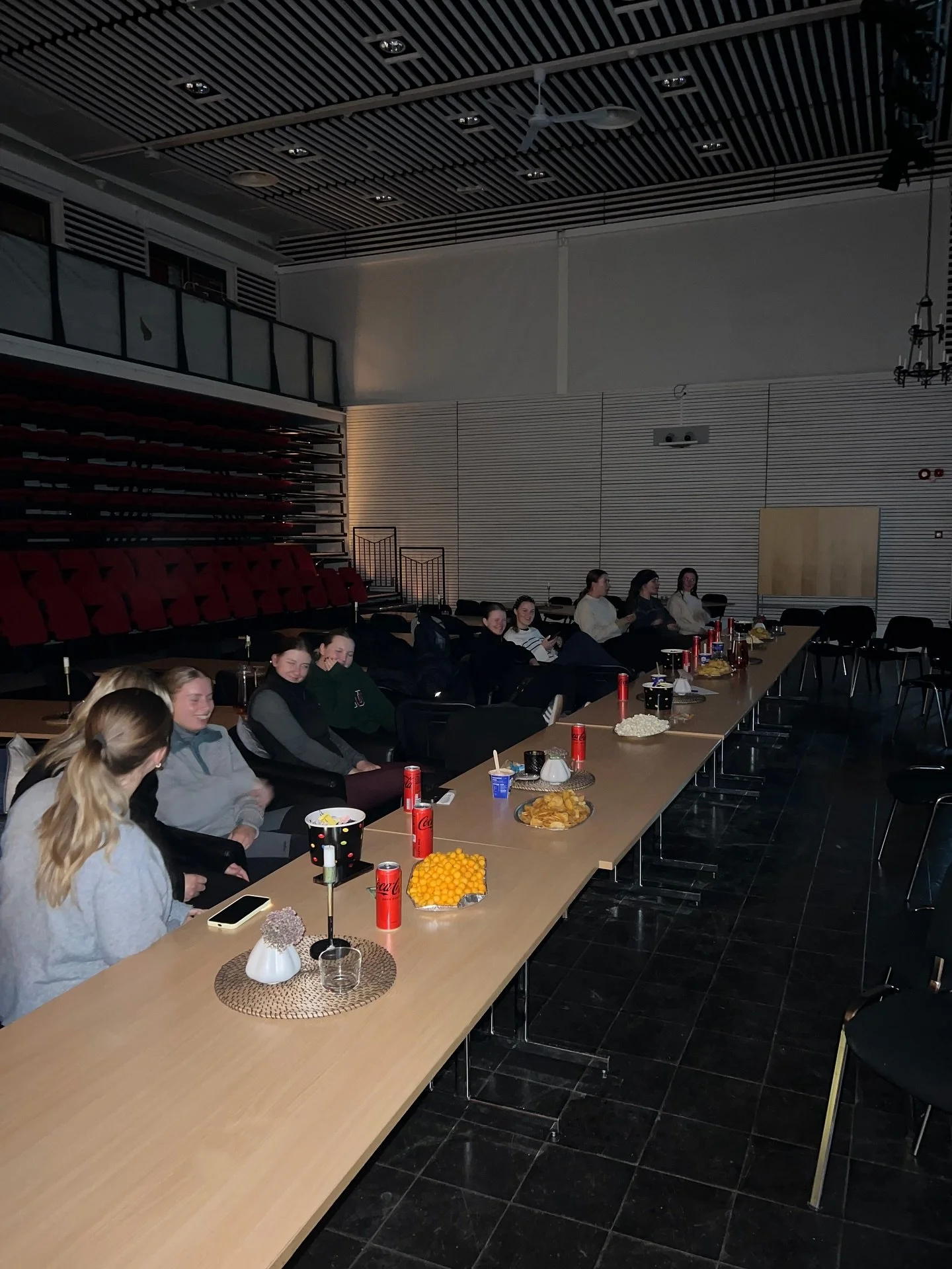 Ikv&auml;ll tittade Str&ouml;mmisg&auml;nget p&aring; skr&auml;ckfilm och &aring;t massor med snacks som en sista gemensam aktivitet innan treorna f&ouml;rsvinner iv&auml;g p&aring; praktik🍫🎃