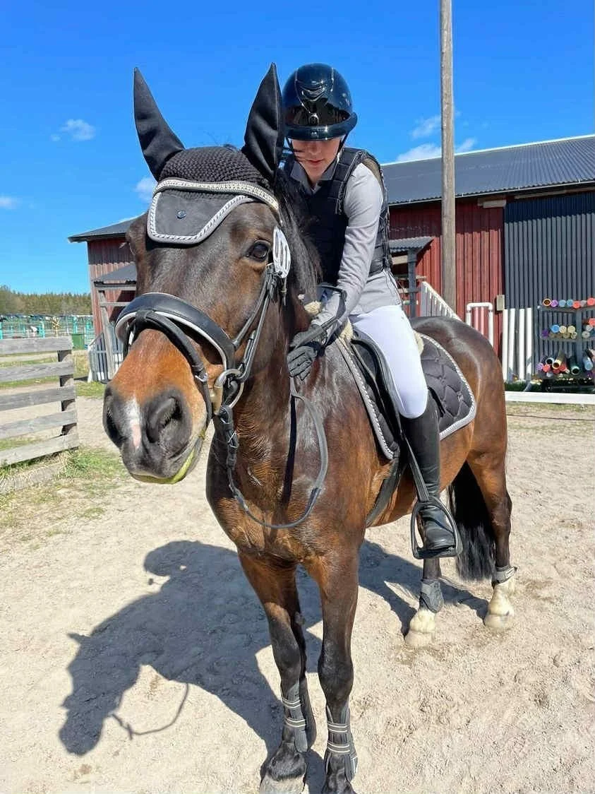 Mitt namn &auml;r Julia Sj&ouml;lund! Jag &auml;r nyligen fyllda 20 &aring;r och kommer fr&aring;n &Aring;kersberga. Jag g&aring;r mitt f&ouml;rsta &aring;r p&aring; ridh&auml;stinriktningen, vilket betyder att jag just nu studerar i Flyinge🤗

Jag b