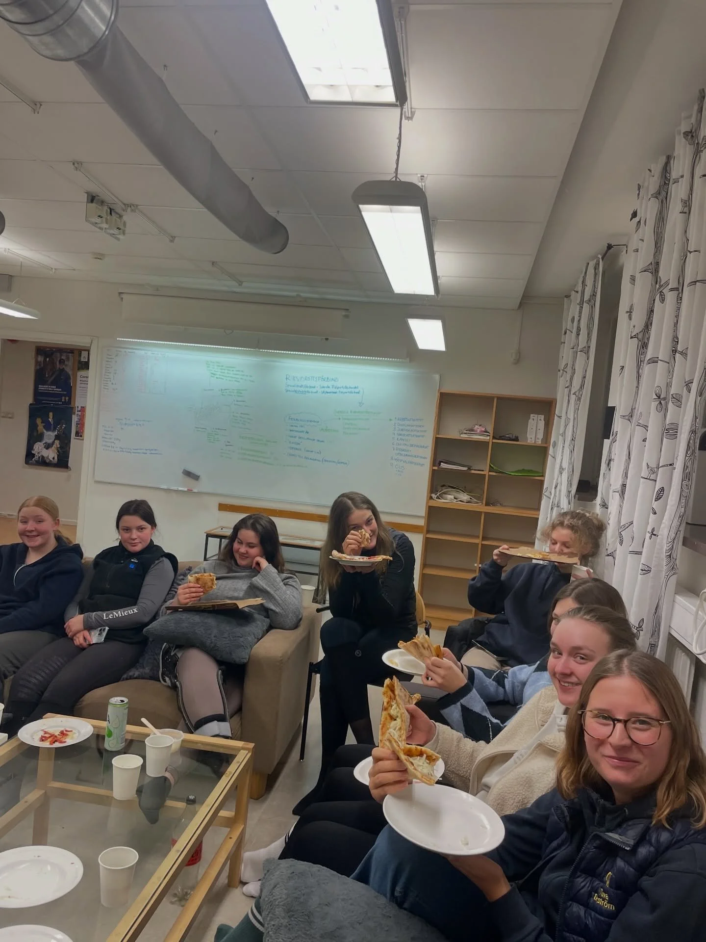 Det blev en spontan pizzakv&auml;ll p&aring; Str&ouml;msholm idag d&aring; vi fick finbes&ouml;k av n&aring;gra hippologstudenter fr&aring;n W&aring;ngen! 😍🍕🍕