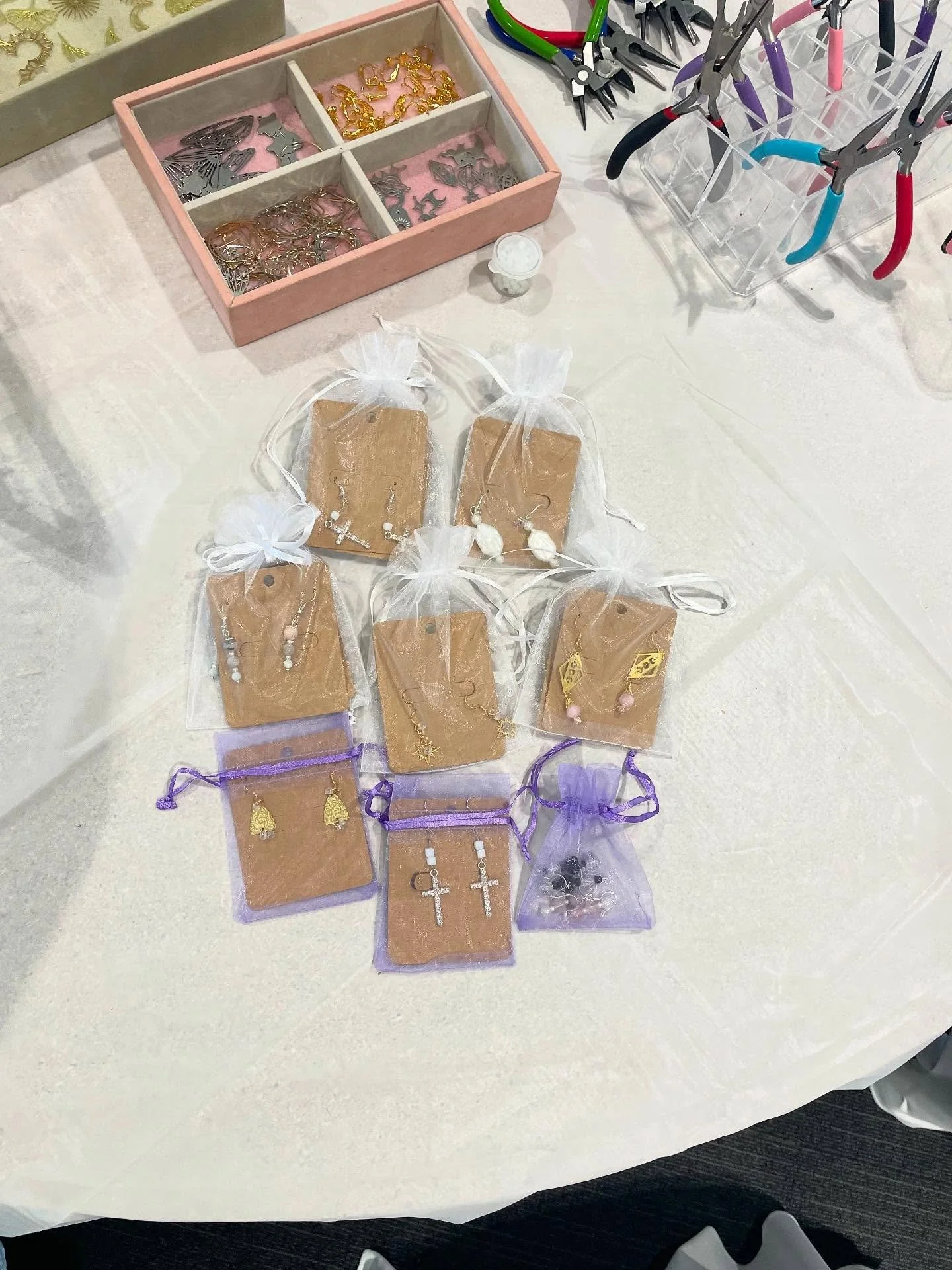 ✨ Obsessed with these gorgeous handmade earrings from our latest seniors workshop with the local Croatian community centre! 

Each pair features natural gemstones, freshwater pearls and a selection of shimmering charms! Such beautiful work from such 