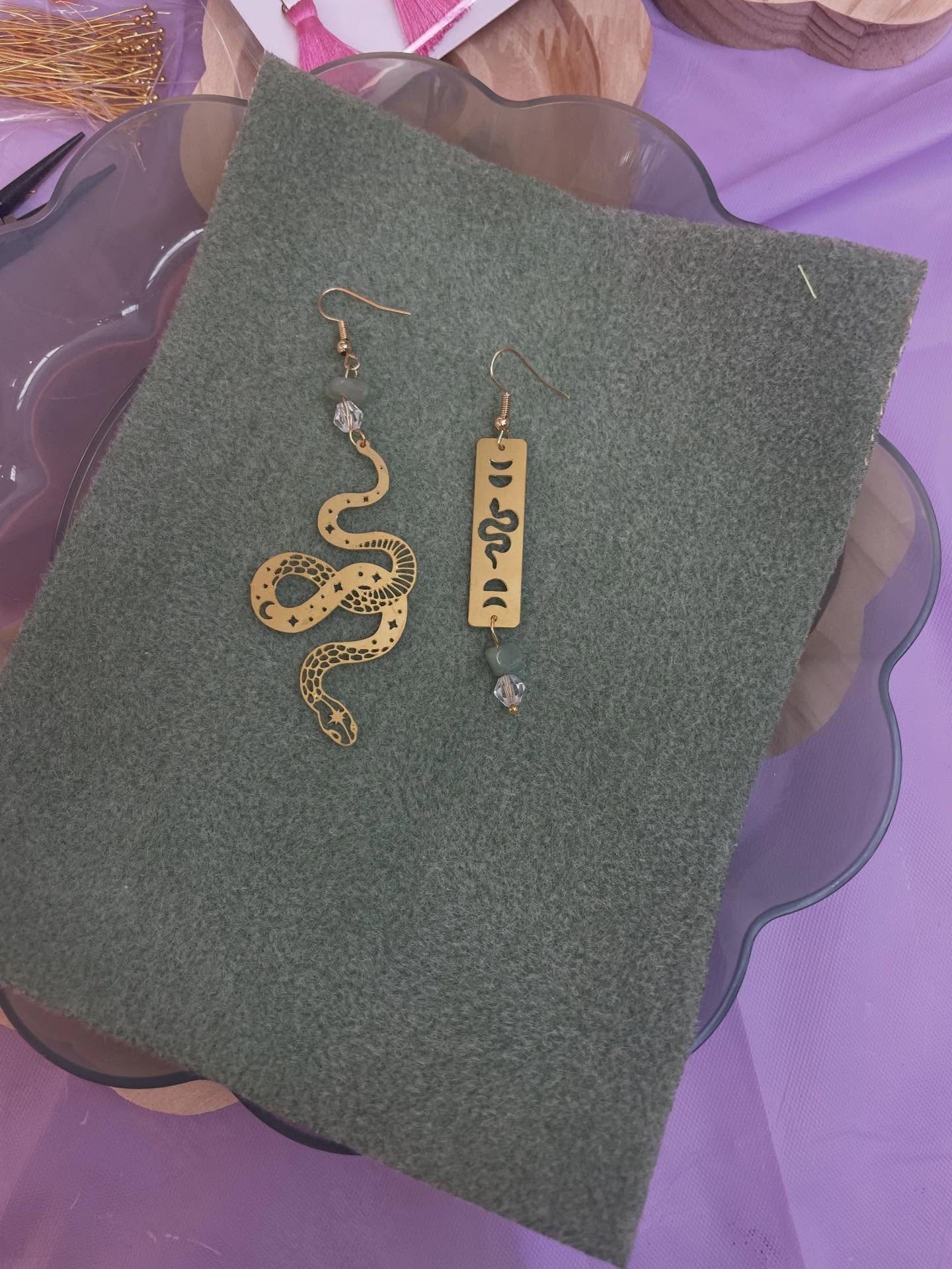 A Galentine&rsquo;s night done right 💖🍷 

Custom earrings, good company, and a private class brought straight to you. Perfect for besties, birthdays, or just because ✨ 

DM or check out my website to book!

#galentine #valentinesday #earrings #gems