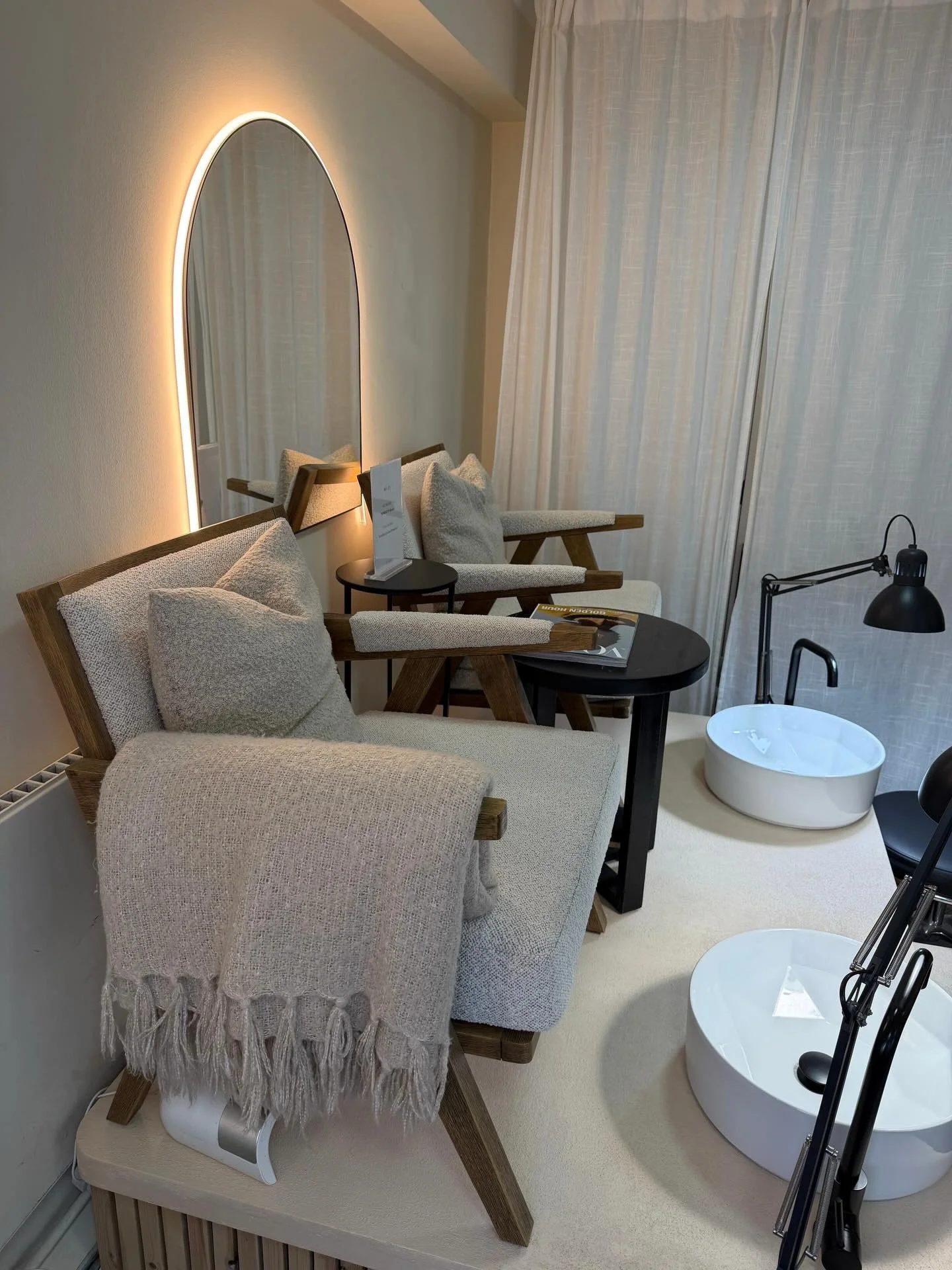 Studio aesthetic. Calm Sundays energy.⁠
⁠
Soft light. Clean lines. Unrushed appointments.⁠
A space to switch off &mdash; and leave feeling refined.⁠
⁠
Tag someone who needs this reset. 🤍⁠
⁠
#SundaysStudio #KnowleNails #WarwickshireWellness #CleanGir