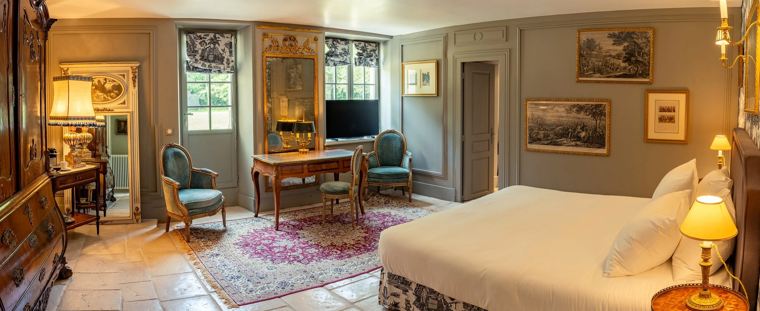 Luxurious Signature Suite Madame de Pompadour at Château de Paradis with king-sized bed4