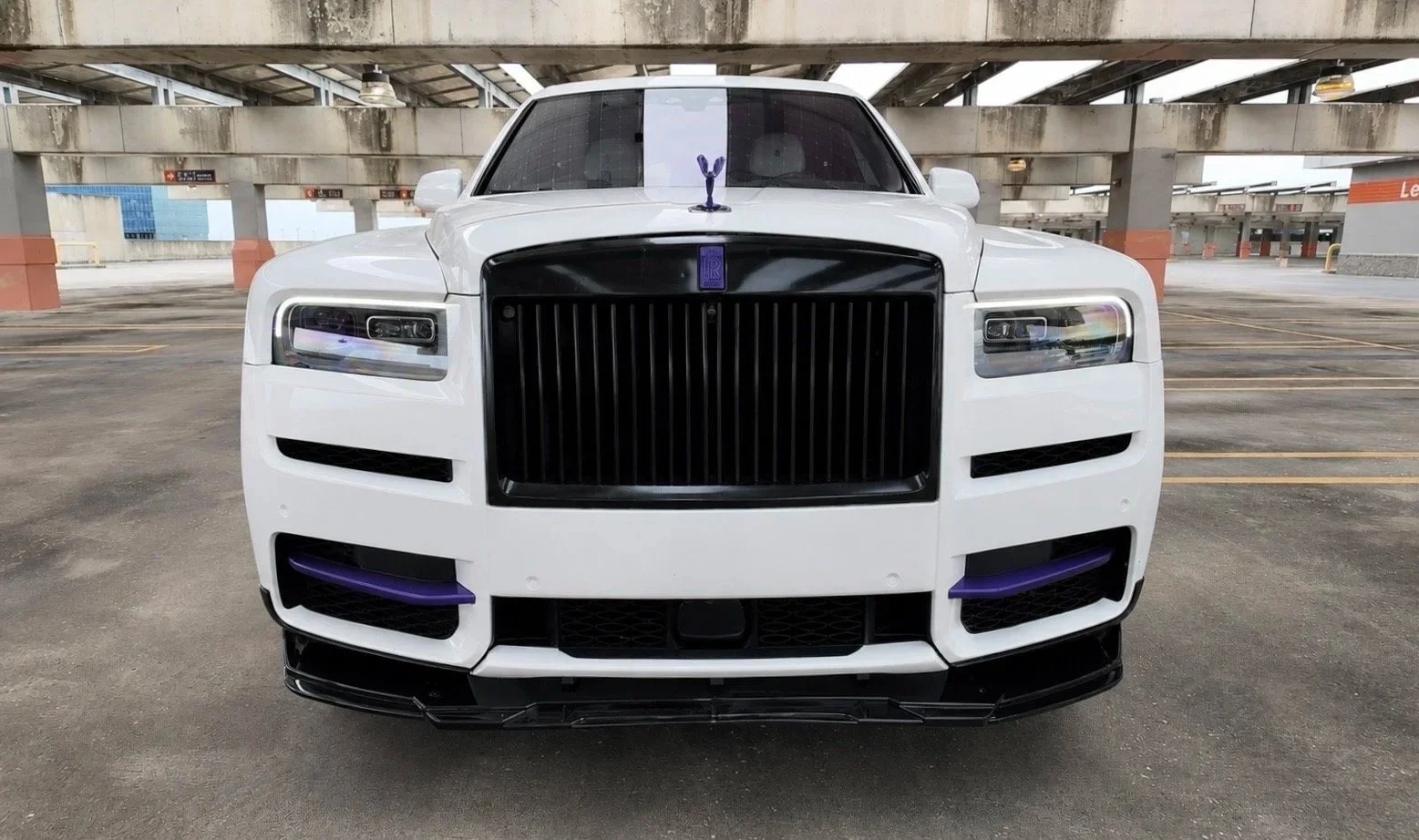 Front view of 2023 Rolls Royce Cullinan luxury SUV rental in Tampa Florida