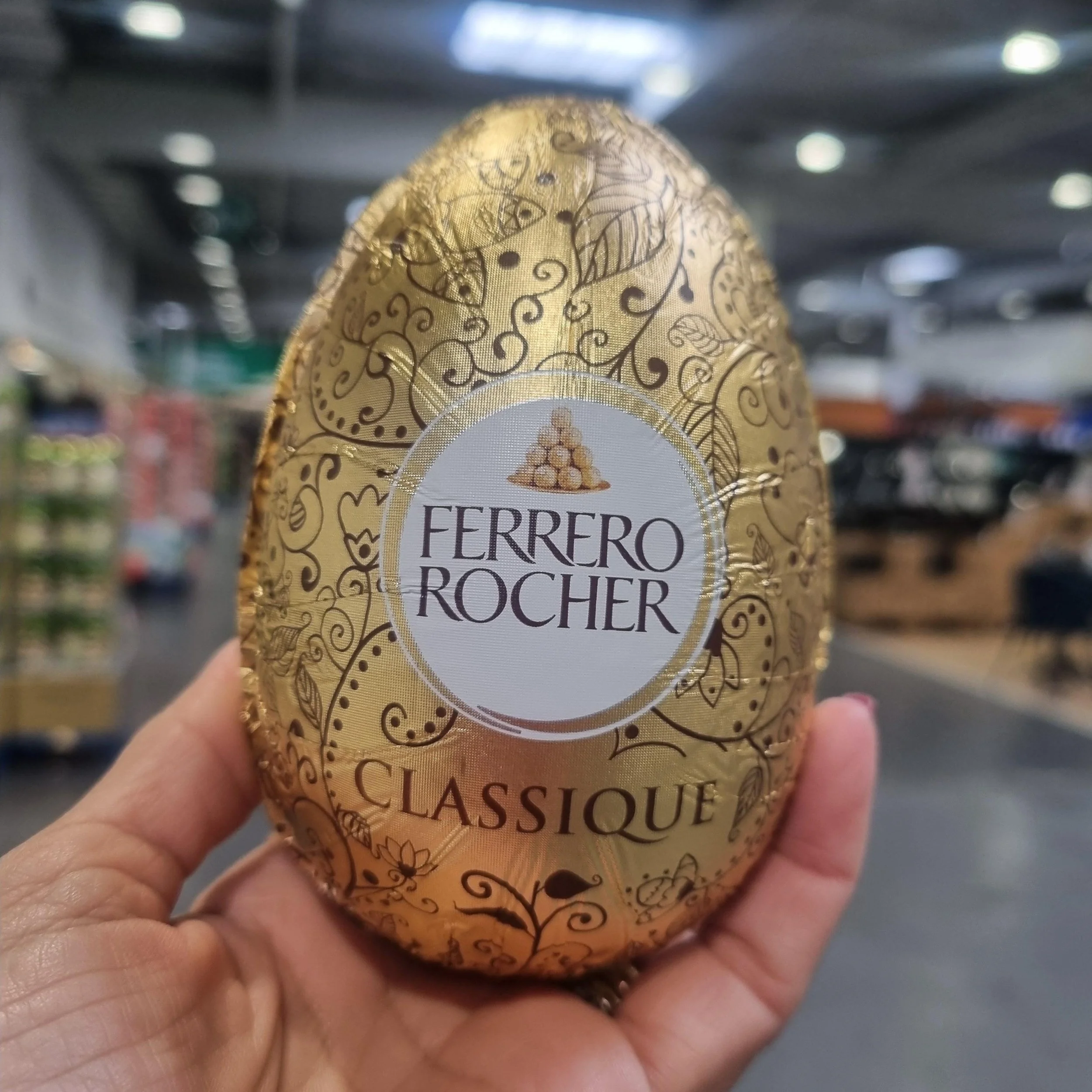 Oeuf de Pâques de chocolat au lait et noisettes FERRERO ROCHER - 100gr